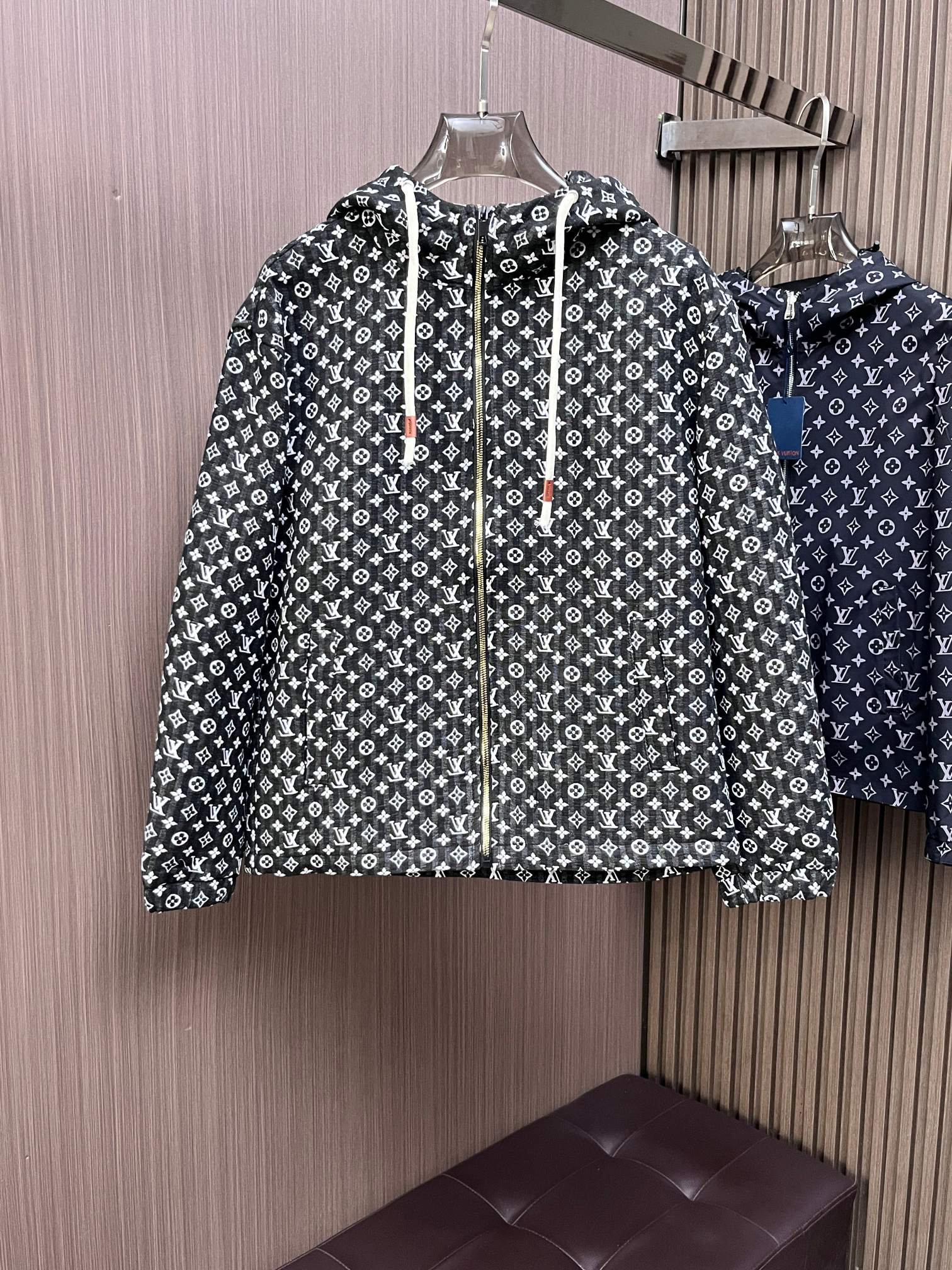 NO:777293,The same style as the LV official website, complete with three labels, sold in advance. 2026ss new spring men's jacket, reversible original single with three labels, high-end version. Custom-made fabrics at the counter. Highly breathable and comfortable, impeccable details, brand element design concept, reflecting high quality. Delicate and soft feel. Casual tailoring, excellent upper body shape. Size M~3XL, maximum wearing capacity is 195 pounds. Louis vuitton, jackets & coats,jackets & coats,19860909LV 官网同款,三标齐全,提前发售 2026ss开春新款男士夹克外套,双面穿原单三标齐全高端版本 专柜定制面料 透气舒适度高,细节无可挑剔,品牌元素设计理念,体现高品质.手感细腻柔软 呈现休闲裁剪,上身版型超赞 码数M～3XL,最大穿195斤,,louis vuitton,jackets & coats,jackets & coats,,Men's clothing