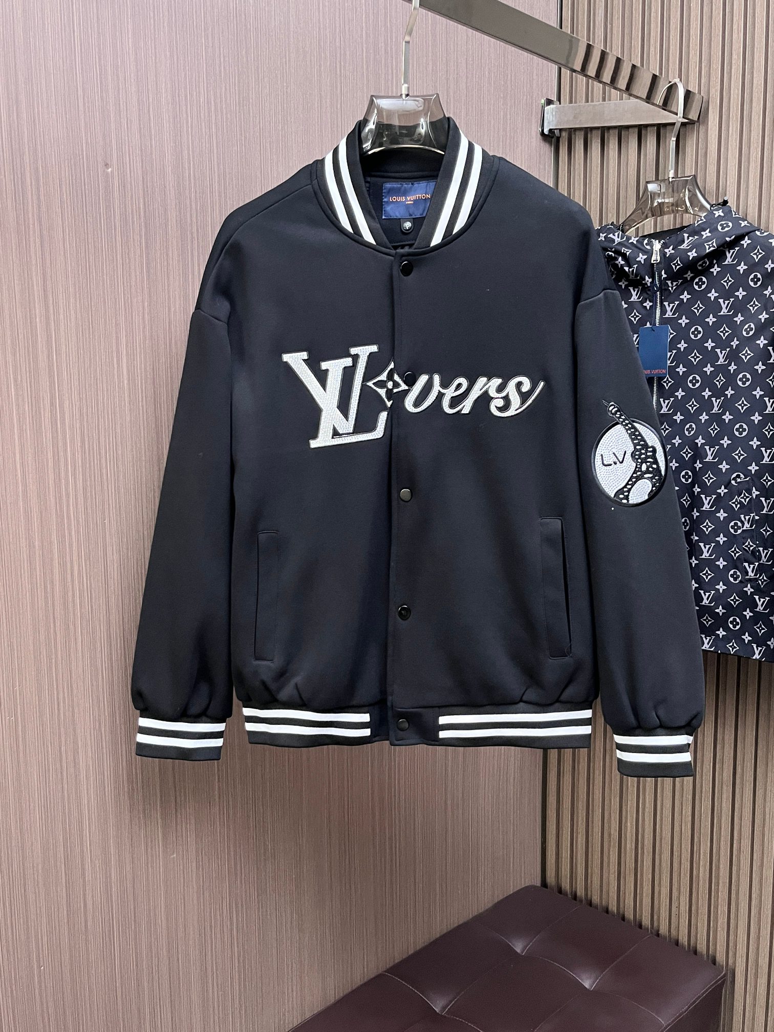 NO:777298,Same style as LV official website, complete with three labels, sold in advance. 2026ss new spring men's jacket, double-sided original single with three labels, high-end version. Custom-made fabrics at the counter. Highly breathable and comfortable, impeccable details, brand element design concept, reflecting high quality. Delicate and soft feel. Casual tailoring, excellent upper body size. Size M～3XL, maximum wearing capacity is 195 pounds. Louis vuitton, jackets & coats, jackets & coats,19860909LV官网同款,三标齐全,提前发售 2026ss开春新款男士夹克外套,双面穿原单三标齐全高端版本 专柜定制面料 透气舒适度高,细节无可挑剔,品牌元素设计理念,体现高品质.手感细腻柔软 呈现休闲裁剪,上身版型超赞 码数M～3XL,最大穿195斤,,louis vuitton,jackets & coats,jackets & coats,,Men's clothing