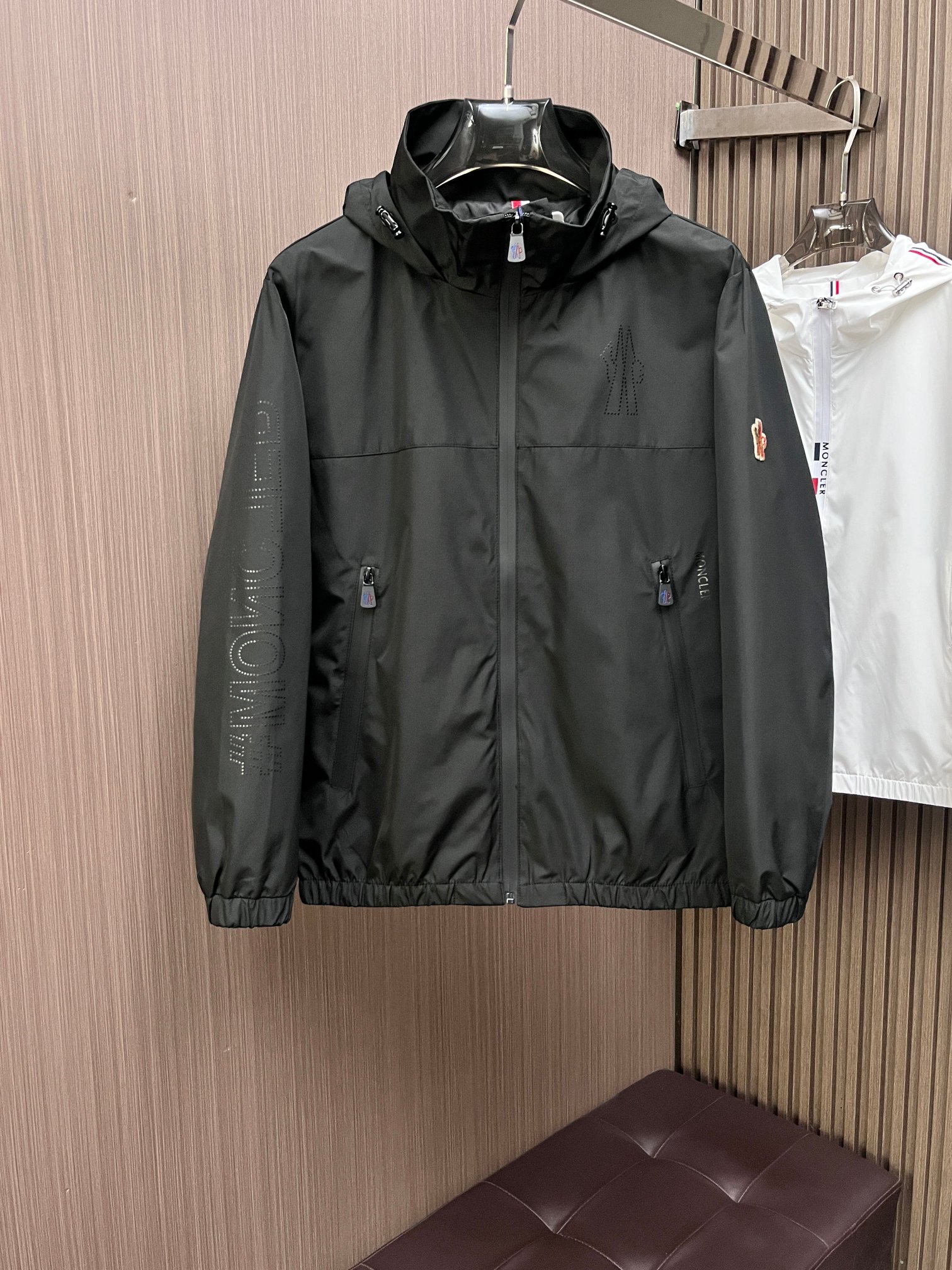 NO:141948,The same style on the official website, complete three standards, and is released in advance. 2025ss Spring New Men's Jacket Jacket, double-sided original single three standards, high-end version. Customized counter fabric, breathable and comfortable, impeccable details, brand element design concept, reflecting high quality. The feel is delicate and soft, presents casual cut, and the upper body style is superb. The number of sizes M~3XL, maximum wear 195 catties, Moncler, jackets & coats, jackets & coats, alexander wang19860909蒙口 官网同款,三标齐全,提前发售 2025ss开春新款男士夹克外套,双面穿原单三标齐全高端版本 专柜定制面料 透气舒适度高,细节无可挑剔,品牌元素设计理念,体现高品质.手感细腻柔软 呈现休闲裁剪,上身版型超赞 码数M～3XL,最大穿195斤,,Moncler,jackets & coats,jackets & coats,alexander wang,Men's clothing