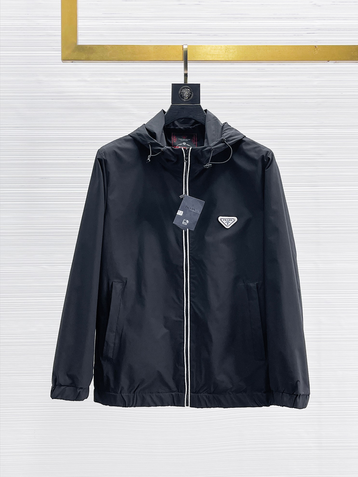 NO:869061,Same style as Prada official website, on sale in advance!  2026ss new spring men's jackets, original high-end version with three standards!  With hidden hood, custom-made fabrics at the counter, highly breathable and comfortable, impeccable details, brand element design concept, reflecting high quality. It feels delicate and soft!  It presents a casual cut and the upper body shape is awesome!  Size M～3XL, maximum wearing capacity is 195 catties.,,prada,jackets & coats,jackets & coats,hats,19860909普拉达 官网同款,提前发售！2026ss开春新款男士夹克外套,原单三标齐全高端版本！带隐藏帽,专柜定制面料 透气舒适度高,细节无可挑剔,品牌元素设计理念,体现高品质.手感细腻柔软！呈现休闲裁剪,上身版型超赞！码数M～3XL,最大穿195斤.,,prada,jackets & coats,jackets & coats,hats,,Men's clothing