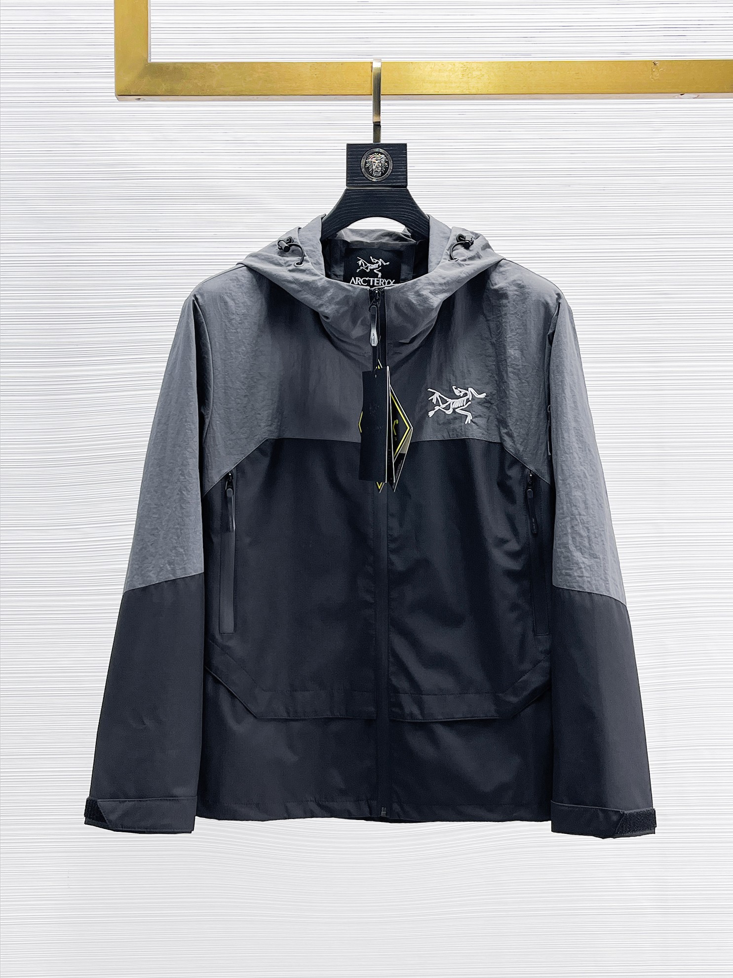NO:869070,Same style as Arc’teryx official website, on sale in advance!  2026ss new spring men's jackets, original high-end version with three standards!  With hidden hood, custom-made fabrics at the counter, highly breathable and comfortable, impeccable details, brand element design concept, reflecting high quality. It feels delicate and soft!  It presents a casual cut and the upper body shape is awesome!  Size M～3XL, maximum wearing capacity is 195 catties.,arc'teryx,jackets & coats,jackets & coats,hats,19860909始祖鸟 官网同款,提前发售！2026ss开春新款男士夹克外套,原单三标齐全高端版本！带隐藏帽,专柜定制面料 透气舒适度高,细节无可挑剔,品牌元素设计理念,体现高品质.手感细腻柔软！呈现休闲裁剪,上身版型超赞！码数M～3XL,最大穿195斤.,arc'teryx,jackets & coats,jackets & coats,hats,,Men's clothing
