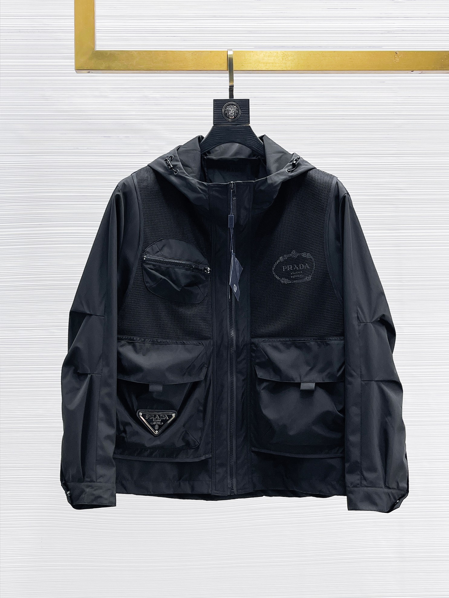 NO:869077,Same style as Prada official website, on sale in advance!  2026ss new spring men's jackets, original high-end version with three standards!  With hidden hood, custom-made fabrics at the counter, highly breathable and comfortable, impeccable details, brand element design concept, reflecting high quality. It feels delicate and soft!  It presents a casual cut and the upper body shape is awesome!  Size M～3XL, maximum wearing capacity is 195 catties.,,prada,jackets & coats,jackets & coats,hats,19860909普拉达 官网同款,提前发售！2026ss开春新款男士夹克外套,原单三标齐全高端版本！带隐藏帽,专柜定制面料 透气舒适度高,细节无可挑剔,品牌元素设计理念,体现高品质.手感细腻柔软！呈现休闲裁剪,上身版型超赞！码数M～3XL,最大穿195斤.,,prada,jackets & coats,jackets & coats,hats,,Men's clothing