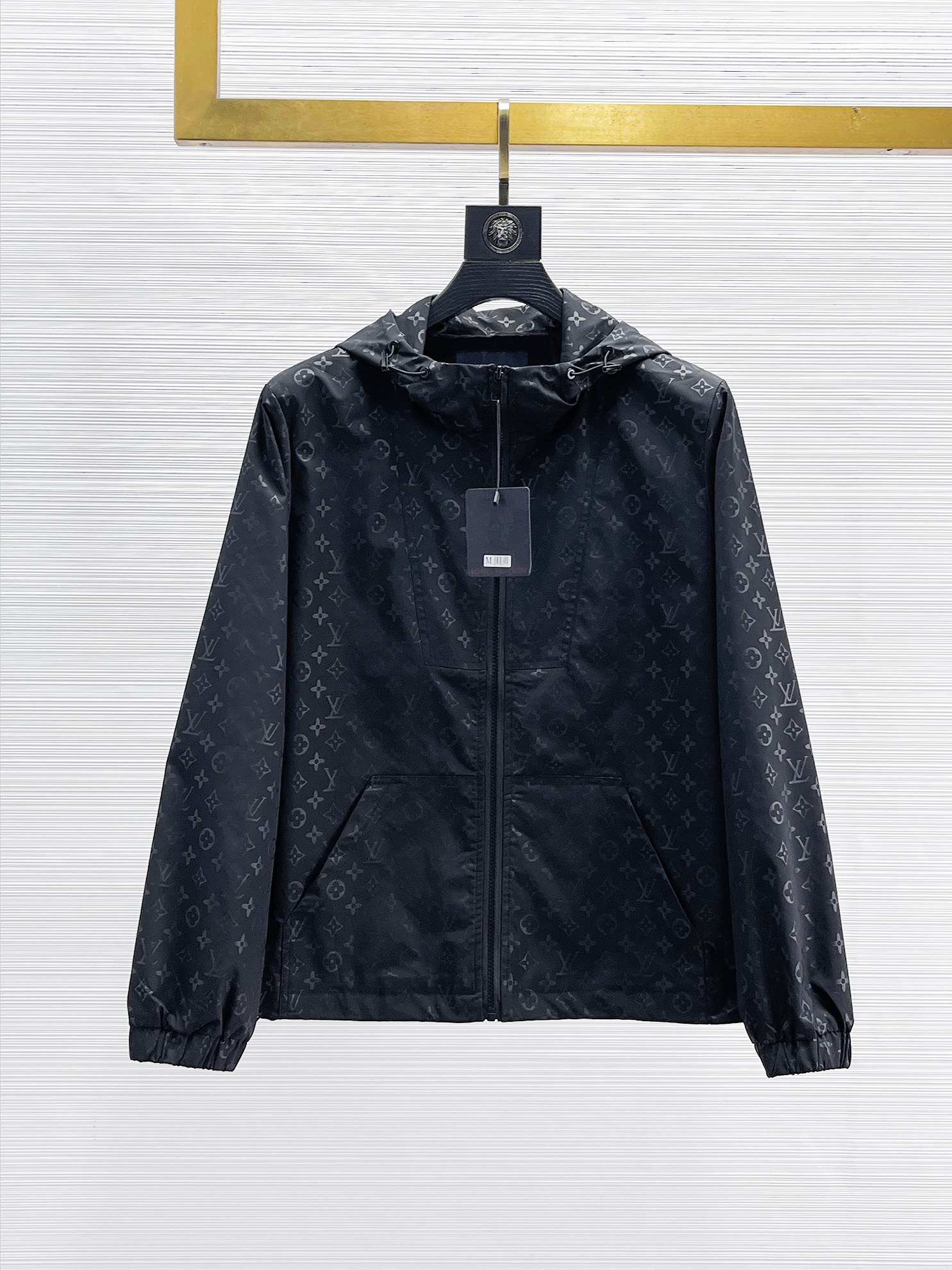 NO:869086,Same style as on LV official website, on sale in advance!  2026ss new spring men's jackets, original high-end version with three standards!  With hidden hood, custom-made fabrics at the counter, highly breathable and comfortable, impeccable details, brand element design concept, reflecting high quality. It feels delicate and soft!  It presents a casual cut and the upper body shape is awesome!  Size M～3XL, maximum wear is 195kg.,,louis vuitton,jackets & coats,jackets & coats,hats,19860909LV 官网同款,提前发售！2026ss开春新款男士夹克外套,原单三标齐全高端版本！带隐藏帽,专柜定制面料 透气舒适度高,细节无可挑剔,品牌元素设计理念,体现高品质.手感细腻柔软！呈现休闲裁剪,上身版型超赞！码数M～3XL,最大穿195斤.,,louis vuitton,jackets & coats,jackets & coats,hats,,Men's clothing