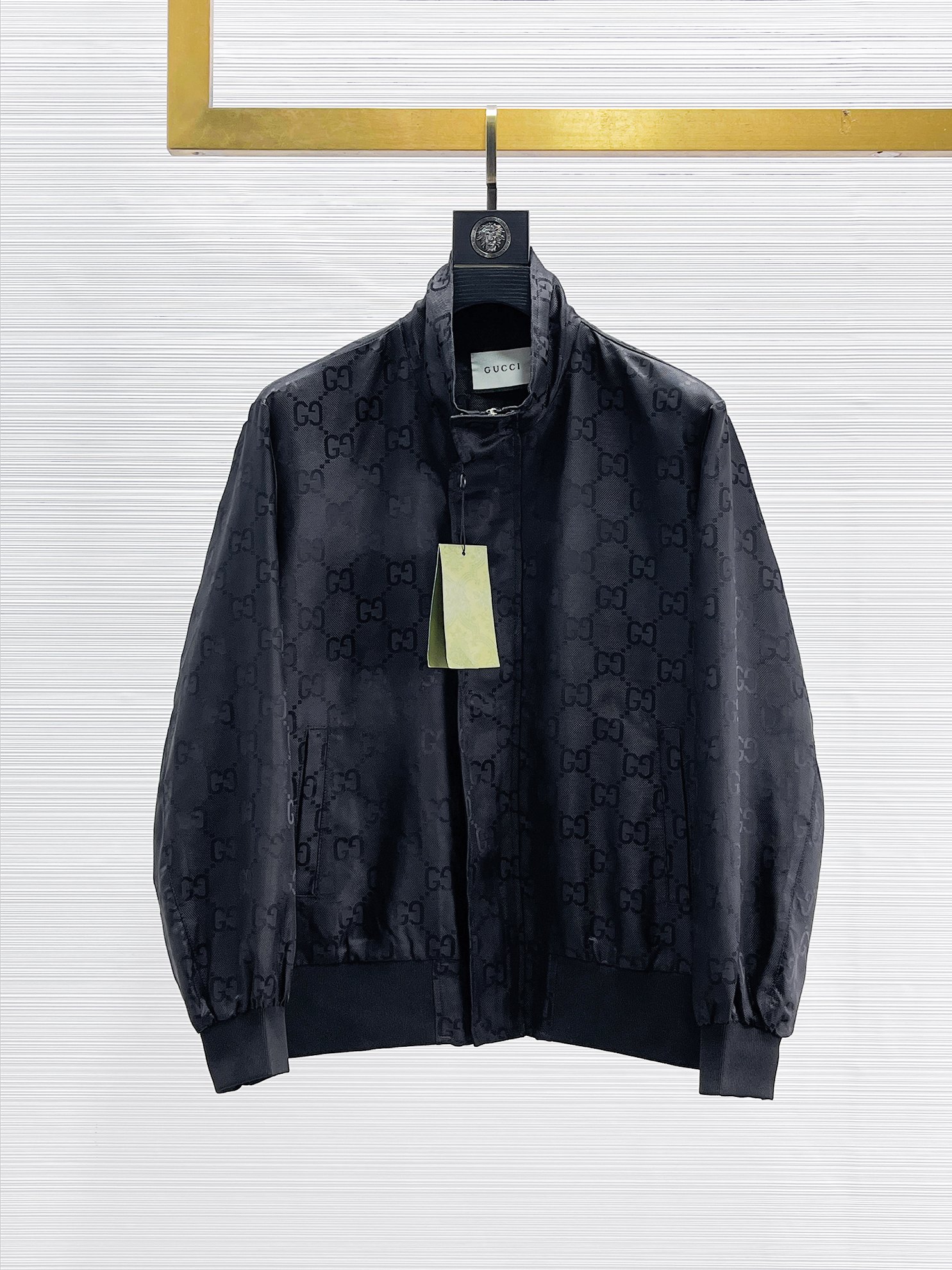 NO:869098,Same style as Gucci official website, on sale in advance!  2026ss new spring men's jackets, original high-end version with three standards!  With hidden hood, custom-made fabrics at the counter, highly breathable and comfortable, impeccable details, brand element design concept, reflecting high quality. It feels delicate and soft!  It presents a casual cut and the upper body shape is awesome!  Size M～3XL, maximum wearing capacity is 195 catties.,,jackets & coats,jackets & coats,hats,19860909古奇 官网同款,提前发售！2026ss开春新款男士夹克外套,原单三标齐全高端版本！带隐藏帽,专柜定制面料 透气舒适度高,细节无可挑剔,品牌元素设计理念,体现高品质.手感细腻柔软！呈现休闲裁剪,上身版型超赞！码数M～3XL,最大穿195斤.,,jackets & coats,jackets & coats,hats,,Men's clothing