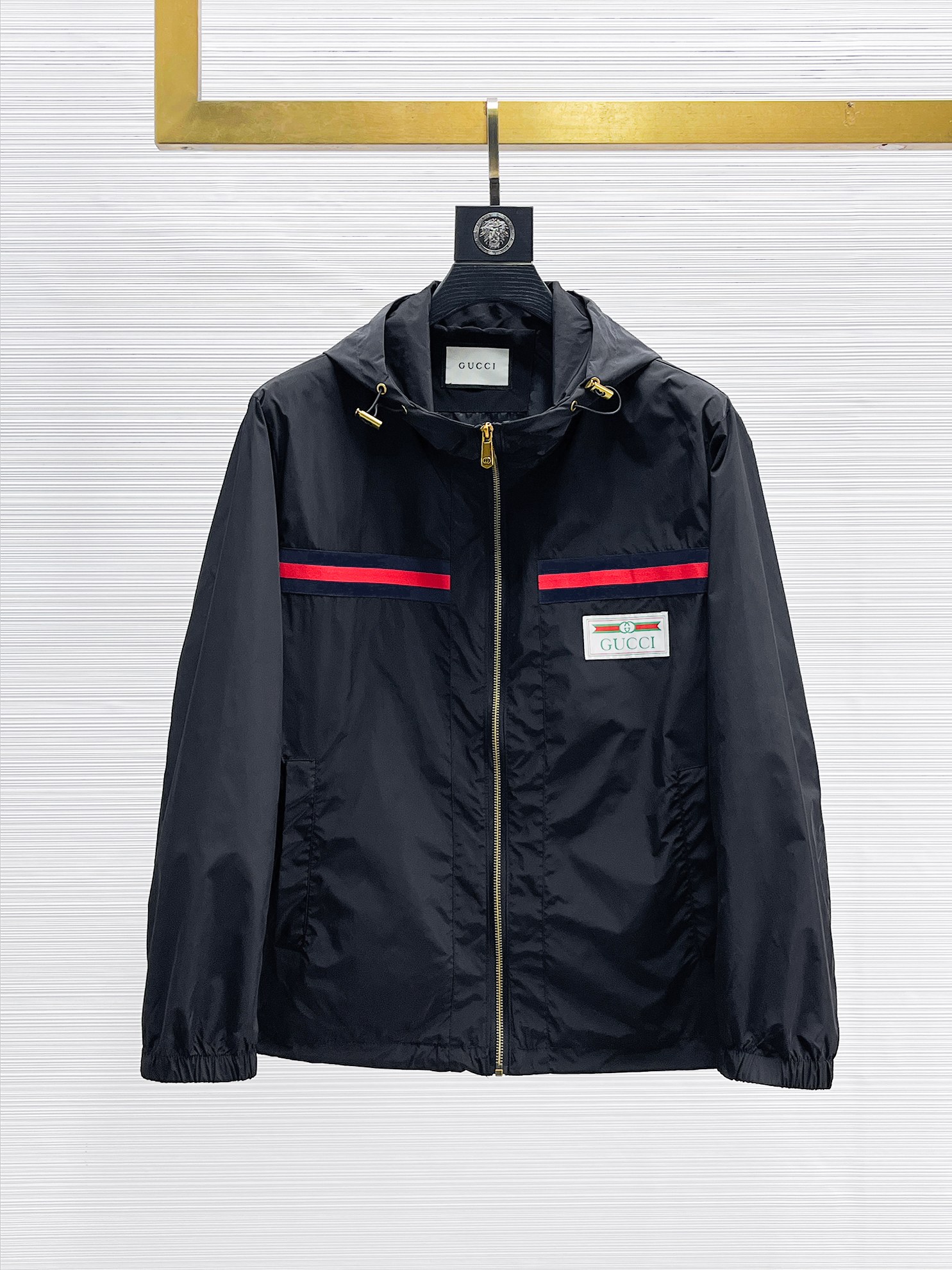 NO:869897,Same style as Gucci official website, on sale in advance!  2026ss new spring men's jackets, original high-end version with three standards!  With hidden hood, custom-made fabrics at the counter, highly breathable and comfortable, impeccable details, brand element design concept, reflecting high quality. It feels delicate and soft!  It presents a casual cut and the upper body shape is awesome!  Size M～3XL, maximum wearing capacity is 195 catties.,,jackets & coats,jackets & coats,hats,19860909古奇 官网同款,提前发售！2026ss开春新款男士夹克外套,原单三标齐全高端版本！带隐藏帽,专柜定制面料 透气舒适度高,细节无可挑剔,品牌元素设计理念,体现高品质.手感细腻柔软！呈现休闲裁剪,上身版型超赞！码数M～3XL,最大穿195斤.,,jackets & coats,jackets & coats,hats,,Men's clothing