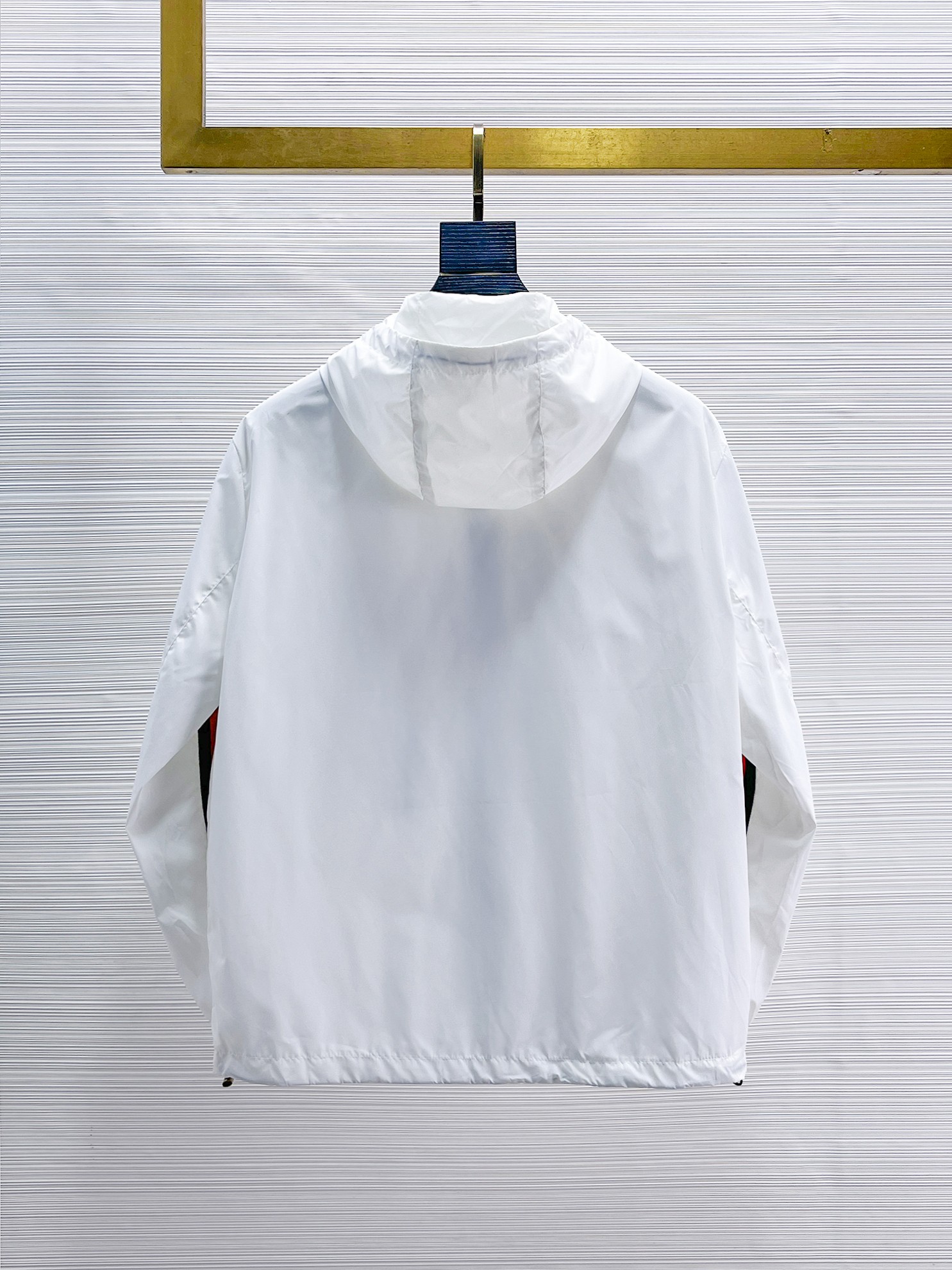 NO:869118,Same style as Gucci official website, on sale in advance!  2026ss new spring men's jackets, original high-end version with three standards!  With hidden hood, custom-made fabrics at the counter, highly breathable and comfortable, impeccable details, brand element design concept, reflecting high quality. It feels delicate and soft!  It presents a casual cut and the upper body shape is awesome!  Size M～3XL, maximum wearing capacity is 195 catties.,,jackets & coats,jackets & coats,hats,19860909古奇 官网同款,提前发售！2026ss开春新款男士夹克外套,原单三标齐全高端版本！带隐藏帽,专柜定制面料 透气舒适度高,细节无可挑剔,品牌元素设计理念,体现高品质.手感细腻柔软！呈现休闲裁剪,上身版型超赞！码数M～3XL,最大穿195斤.,,jackets & coats,jackets & coats,hats,,Men's clothing