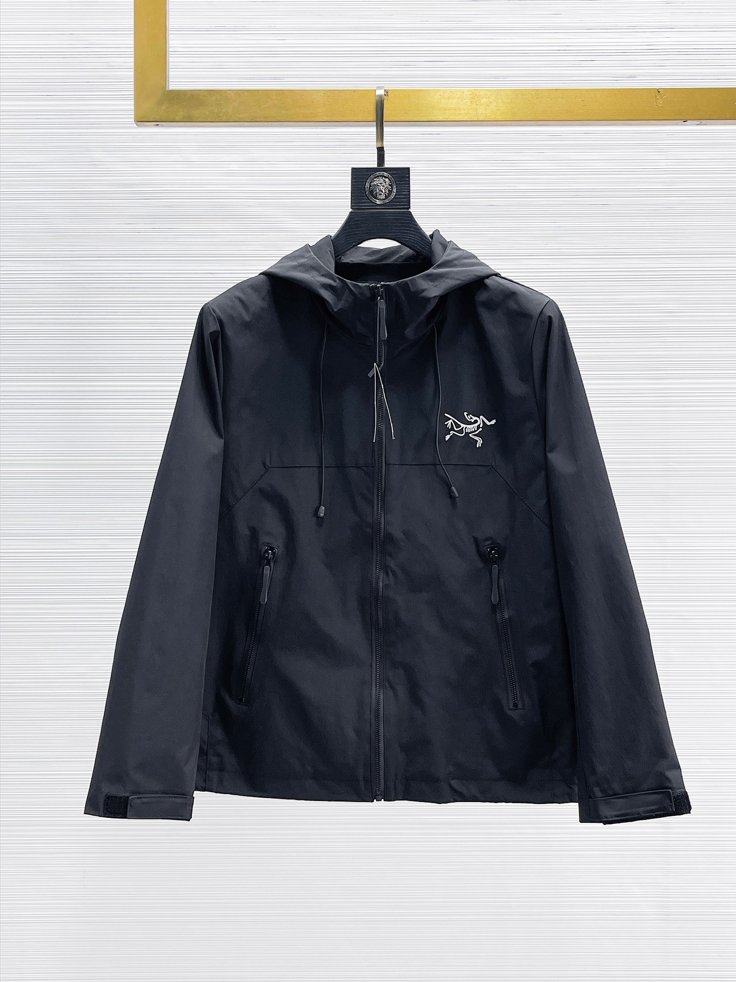 NO:869135,Same style as Arc’teryx official website, on sale in advance!  2026ss new spring men's jackets, original high-end version with three standards!  With hidden hood, custom-made fabrics at the counter, highly breathable and comfortable, impeccable details, brand element design concept, reflecting high quality. It feels delicate and soft!  It presents a casual cut and the upper body shape is awesome!  Size M～3XL, maximum wearing capacity is 195 catties.,arc'teryx,jackets & coats,jackets & coats,hats,19860909始祖鸟 官网同款,提前发售！2026ss开春新款男士夹克外套,原单三标齐全高端版本！带隐藏帽,专柜定制面料 透气舒适度高,细节无可挑剔,品牌元素设计理念,体现高品质.手感细腻柔软！呈现休闲裁剪,上身版型超赞！码数M～3XL,最大穿195斤.,arc'teryx,jackets & coats,jackets & coats,hats,,Men's clothing