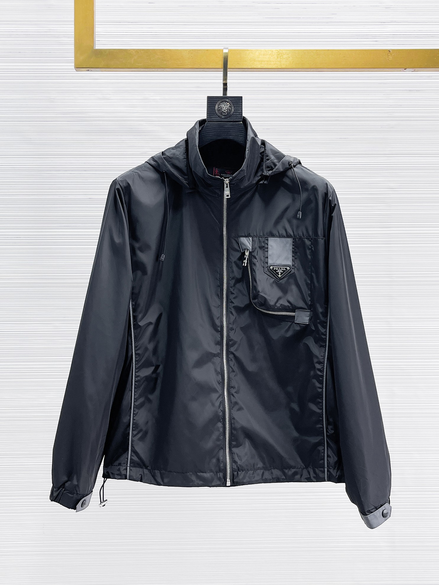 NO:869146,Same style as Prada official website, on sale in advance!  2026ss new spring men's jackets, original high-end version with three standards!  With hidden hood, custom-made fabrics at the counter, highly breathable and comfortable, impeccable details, brand element design concept, reflecting high quality. It feels delicate and soft!  It presents a casual cut and the upper body shape is awesome!  Size M～3XL, maximum wearing capacity is 195 catties.,,prada,jackets & coats,jackets & coats,hats,19860909普拉达 官网同款,提前发售！2026ss开春新款男士夹克外套,原单三标齐全高端版本！带隐藏帽,专柜定制面料 透气舒适度高,细节无可挑剔,品牌元素设计理念,体现高品质.手感细腻柔软！呈现休闲裁剪,上身版型超赞！码数M～3XL,最大穿195斤.,,prada,jackets & coats,jackets & coats,hats,,Men's clothing
