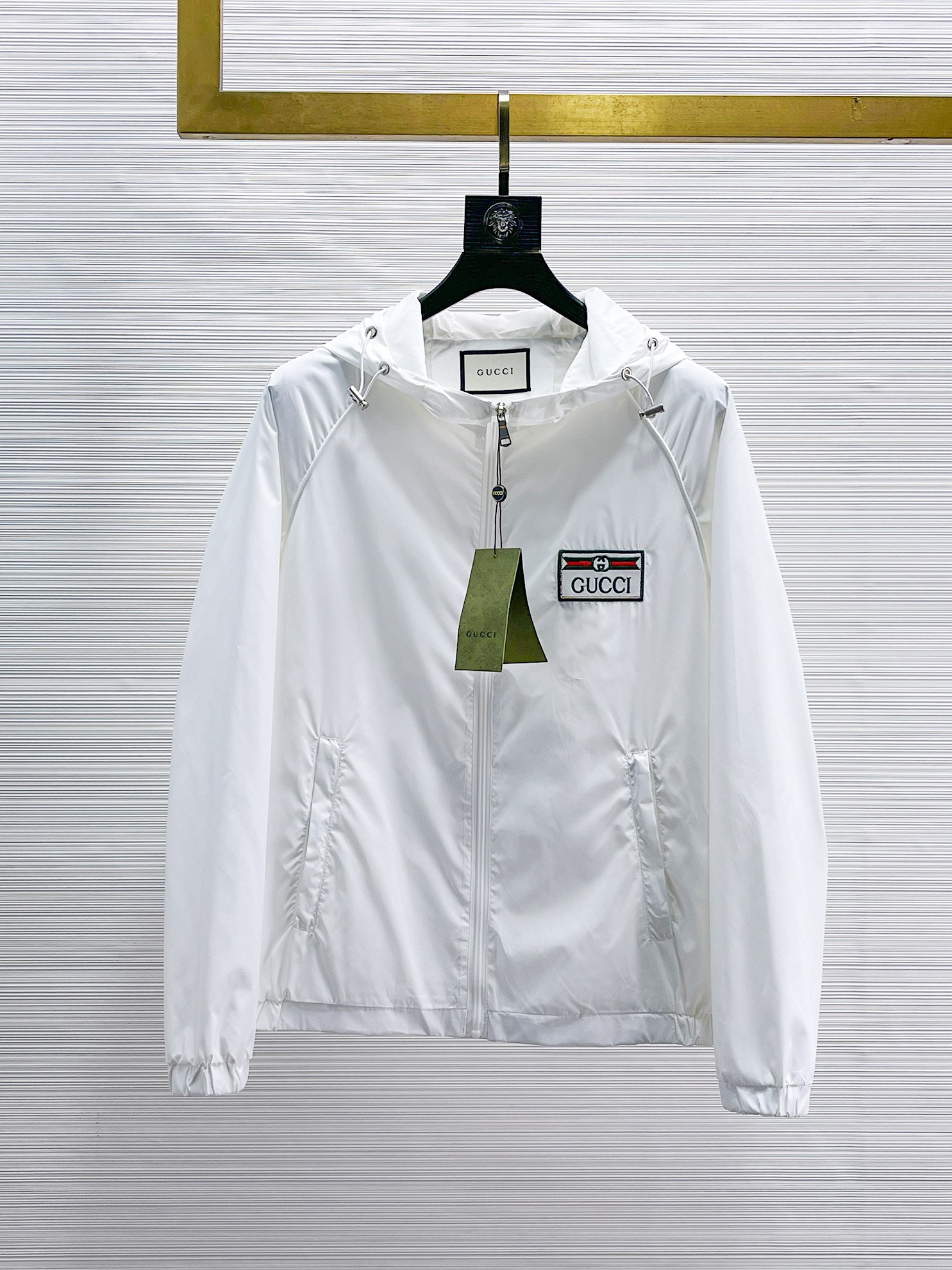 NO:869078,Same style as Gucci official website, on sale in advance!  2026ss new spring men's jackets, original high-end version with three standards!  With hidden hood, custom-made fabrics at the counter, highly breathable and comfortable, impeccable details, brand element design concept, reflecting high quality. It feels delicate and soft!  It presents a casual cut and the upper body shape is awesome!  Size M～3XL, maximum wearing capacity is 195 catties.,,jackets & coats,jackets & coats,hats,19860909古奇 官网同款,提前发售！2026ss开春新款男士夹克外套,原单三标齐全高端版本！带隐藏帽,专柜定制面料 透气舒适度高,细节无可挑剔,品牌元素设计理念,体现高品质.手感细腻柔软！呈现休闲裁剪,上身版型超赞！码数M～3XL,最大穿195斤.,,jackets & coats,jackets & coats,hats,,Men's clothing