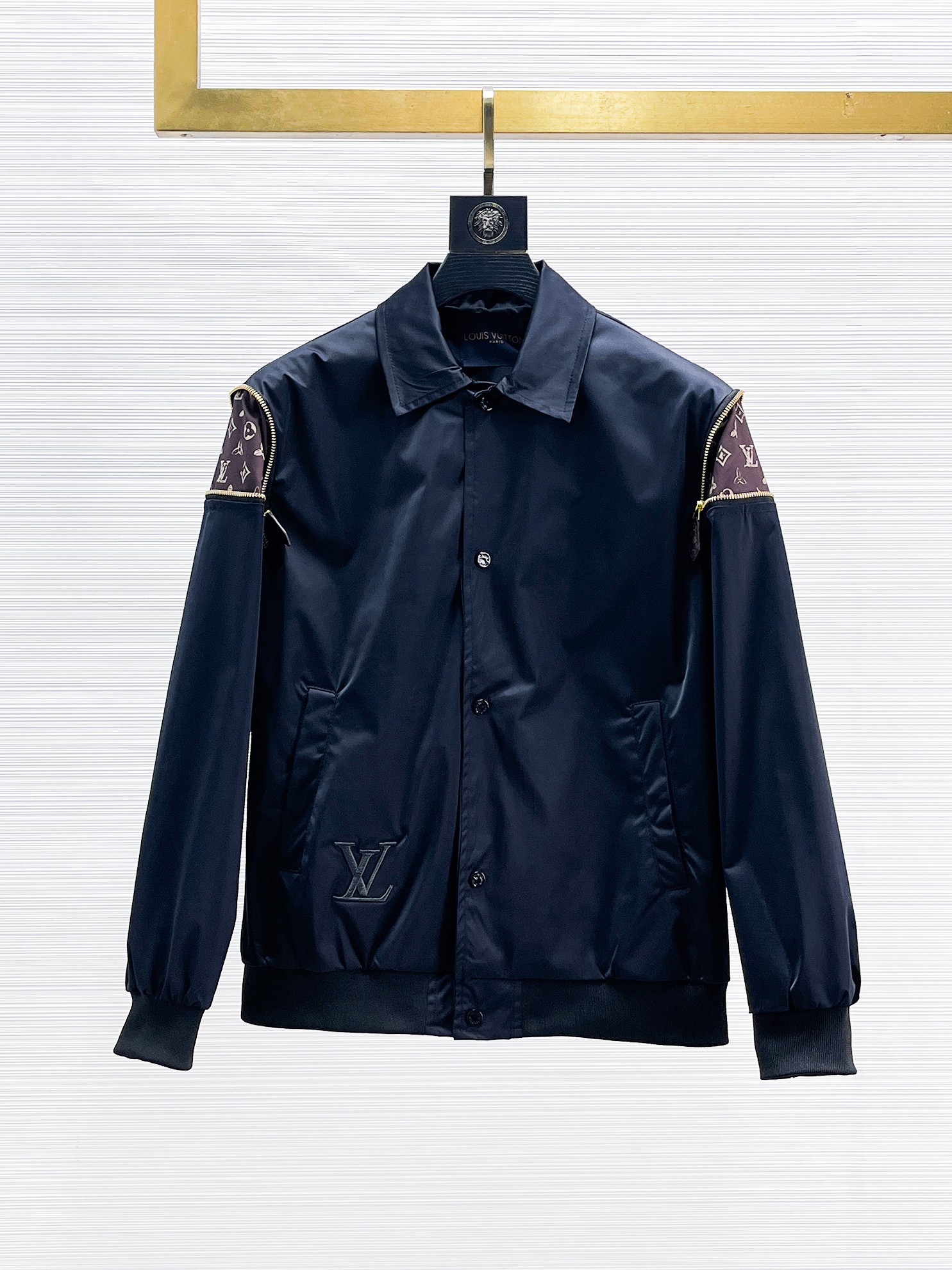 NO:869088,Same style as on LV official website, on sale in advance!  2026ss new spring men's jackets, original high-end version with three standards!  With hidden hood, custom-made fabrics at the counter, highly breathable and comfortable, impeccable details, brand element design concept, reflecting high quality. It feels delicate and soft!  It presents a casual cut and the upper body shape is awesome!  Size M～3XL, maximum wear is 195kg.,,louis vuitton,jackets & coats,jackets & coats,hats,19860909LV 官网同款,提前发售！2026ss开春新款男士夹克外套,原单三标齐全高端版本！带隐藏帽,专柜定制面料 透气舒适度高,细节无可挑剔,品牌元素设计理念,体现高品质.手感细腻柔软！呈现休闲裁剪,上身版型超赞！码数M～3XL,最大穿195斤.,,louis vuitton,jackets & coats,jackets & coats,hats,,Men's clothing