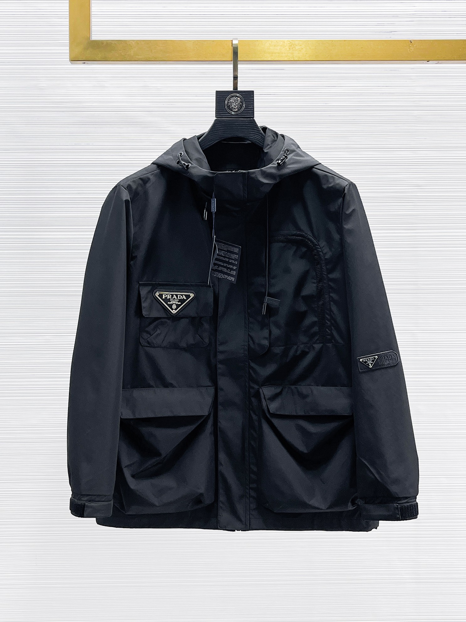 NO:869099,Same style as Prada official website, on sale in advance!  2026ss new spring men's jackets, original high-end version with three standards!  With hidden hood, custom-made fabrics at the counter, highly breathable and comfortable, impeccable details, brand element design concept, reflecting high quality. It feels delicate and soft!  It presents a casual cut and the upper body shape is awesome!  Size M～3XL, maximum wearing capacity is 195 catties.,,prada,jackets & coats,jackets & coats,hats,19860909普拉达 官网同款,提前发售！2026ss开春新款男士夹克外套,原单三标齐全高端版本！带隐藏帽,专柜定制面料 透气舒适度高,细节无可挑剔,品牌元素设计理念,体现高品质.手感细腻柔软！呈现休闲裁剪,上身版型超赞！码数M～3XL,最大穿195斤.,,prada,jackets & coats,jackets & coats,hats,,Men's clothing