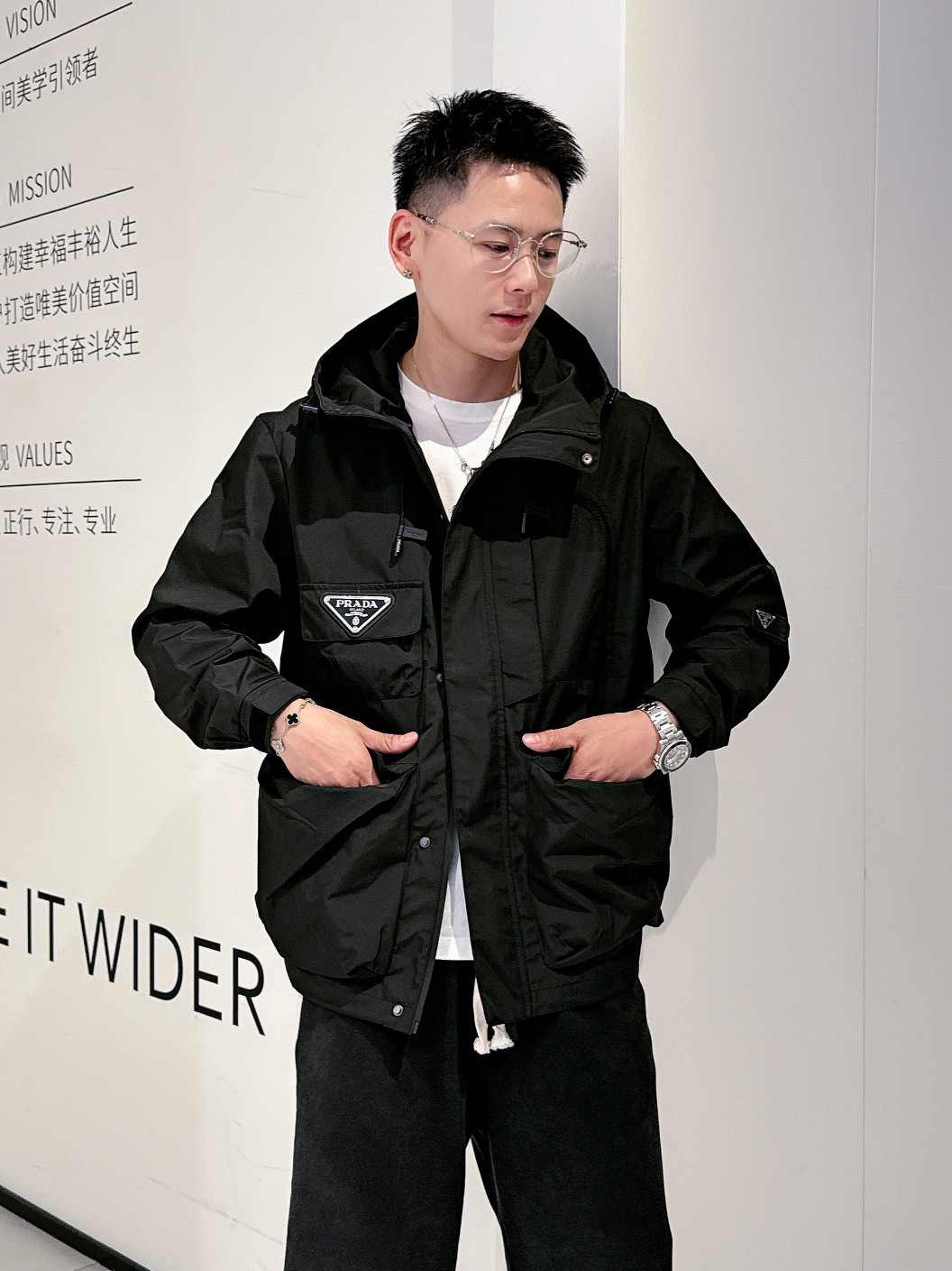 NO:139400,Prada's same model on the official website, released in advance!  2025ss Spring New Men's Jacket, original single three-standard full high-end version!  With hidden hat, customized fabric for counter, high breathability and comfort, impeccable details, brand element design concept, reflecting high quality. The feel is delicate and soft!  It is casually cut, with a great upper body style!  The number of code M~3XL, the maximum wear is 195 catties.,,prada, jackets & coats, jackets & coats,hats,alexander wang19860909普拉达 官网同款,提前发售！2025ss开春新款男士夹克外套,原单三标齐全高端版本！带隐藏帽,专柜定制面料 透气舒适度高,细节无可挑剔,品牌元素设计理念,体现高品质.手感细腻柔软！呈现休闲裁剪,上身版型超赞！码数M～3XL,最大穿195斤.,,prada,jackets & coats,jackets & coats,hats,alexander wang,Men's clothing