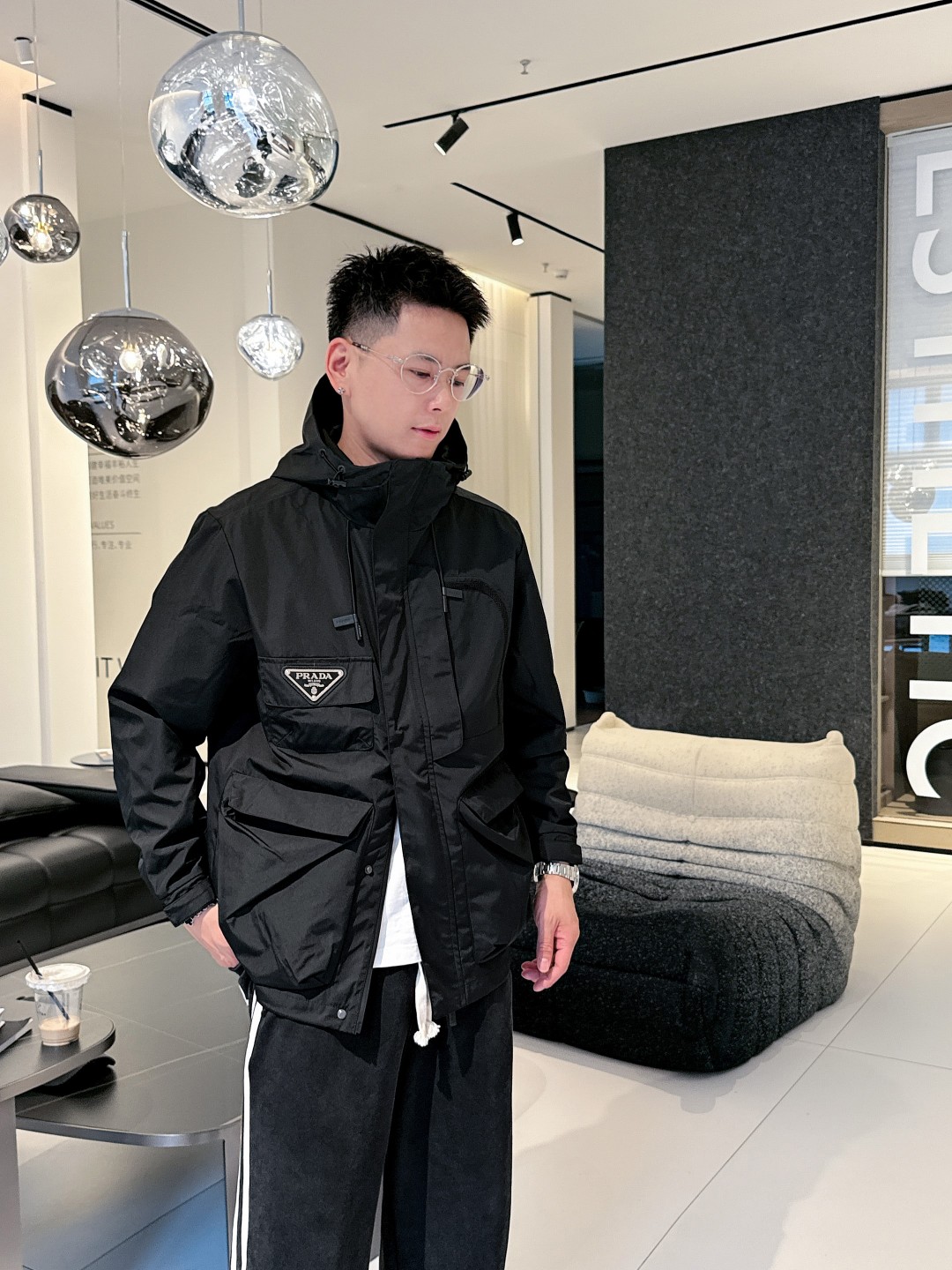 NO:139379,Prada's same model on the official website, released in advance!  2025ss Spring New Men's Jacket, original single three-standard full high-end version!  With hidden hat, customized fabric for counter, high breathability and comfort, impeccable details, brand element design concept, reflecting high quality. The feel is delicate and soft!  It is casually cut, with a great upper body style!  The number of code M~3XL, the maximum wear is 195 catties.,,prada, jackets & coats, jackets & coats,hats,alexander wang19860909普拉达 官网同款,提前发售！2025ss开春新款男士夹克外套,原单三标齐全高端版本！带隐藏帽,专柜定制面料 透气舒适度高,细节无可挑剔,品牌元素设计理念,体现高品质.手感细腻柔软！呈现休闲裁剪,上身版型超赞！码数M～3XL,最大穿195斤.,,prada,jackets & coats,jackets & coats,hats,alexander wang,Men's clothing