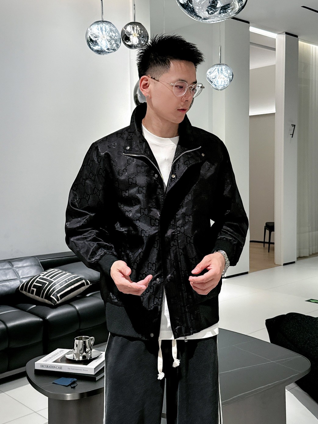 NO:139390,Guqi's same model on the official website, released in advance!  2025ss Spring New Men's Jacket, original single three-standard full high-end version!  With hidden hat, customized fabric for counter, high breathability and comfort, impeccable details, brand element design concept, reflecting high quality. The feel is delicate and soft!  It is casually cut, with a great upper body style!  Number of code M~3XL, maximum wear 195 catties.,, jackets & coats, jackets & coats, hats, alexander wang19860909古奇 官网同款,提前发售！2025ss开春新款男士夹克外套,原单三标齐全高端版本！带隐藏帽,专柜定制面料 透气舒适度高,细节无可挑剔,品牌元素设计理念,体现高品质.手感细腻柔软！呈现休闲裁剪,上身版型超赞！码数M～3XL,最大穿195斤.,,jackets & coats,jackets & coats,hats,alexander wang,Men's clothing