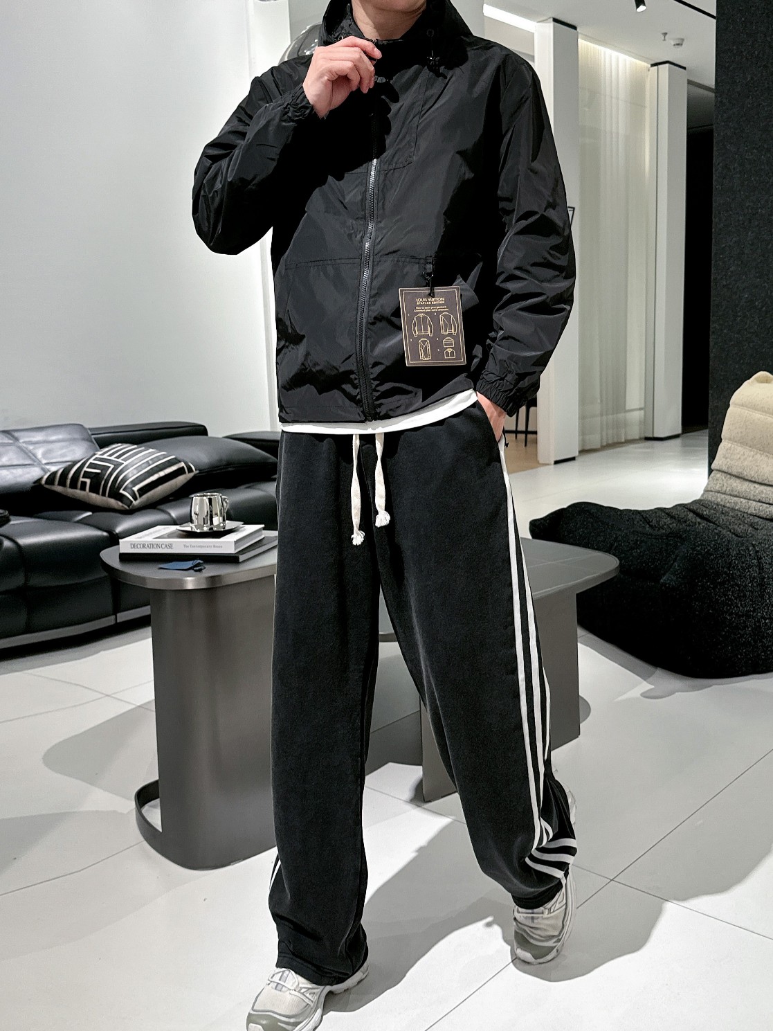 NO:139395,The same model on the official website of LV, released in advance!  2025ss Spring New Men's Double-Side Jacket, Original Single Three-Type Full High-end Version!  With hidden hat, customized fabric for counter, high breathability and comfort, impeccable details, brand element design concept, reflecting high quality. The feel is delicate and soft!  It is casually cut, with a great upper body style!  The number of code M~3XL, the maximum wear is 195 catties.,,louis vuitton, jackets & coats, jackets & coats,hats,alexander wang19860909LV 官网同款,提前发售！2025ss开春新款男士双面夹克外套,原单三标齐全高端版本！带隐藏帽,专柜定制面料 透气舒适度高,细节无可挑剔,品牌元素设计理念,体现高品质.手感细腻柔软！呈现休闲裁剪,上身版型超赞！码数M～3XL,最大穿195斤.,,louis vuitton,jackets & coats,jackets & coats,hats,alexander wang,Men's clothing