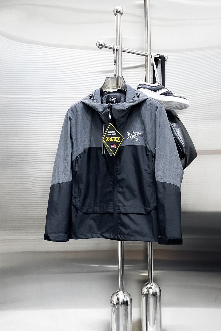 NO:876651,Same style as Arc’teryx official website, on sale in advance!  2026ss new men's jacket, original three-standard high-end version!  With hidden hood, custom-made fabrics at the counter, highly breathable and comfortable, impeccable details, brand element design concept, reflecting high quality. It feels delicate and soft!  It presents a casual cut and the upper body shape is awesome!  Size M～3XL, maximum wearing capacity is 195 catties.,arc'teryx,jackets & coats,jackets & coats,hats,19860909始祖鸟 官网同款,提前发售！2026ss新款男士夹克外套,原单三标齐全高端版本！带隐藏帽,专柜定制面料 透气舒适度高,细节无可挑剔,品牌元素设计理念,体现高品质.手感细腻柔软！呈现休闲裁剪,上身版型超赞！码数M～3XL,最大穿195斤.,arc'teryx,jackets & coats,jackets & coats,hats,,Men's clothing