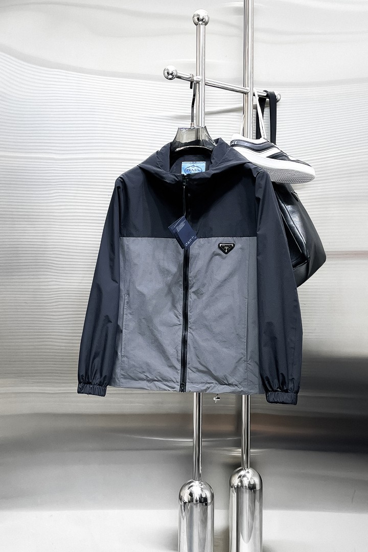 NO:876660,Same style as Prada official website, on sale in advance!  2026ss new men's jacket, original three-standard high-end version!  With hidden hood, custom-made fabrics at the counter, highly breathable and comfortable, impeccable details, brand element design concept, reflecting high quality. It feels delicate and soft!  It presents a casual cut and the upper body shape is awesome!  Size M～3XL, maximum wearing capacity is 195 catties.,,prada,jackets & coats,jackets & coats,hats,19860909普拉达 官网同款,提前发售！2026ss新款男士夹克外套,原单三标齐全高端版本！带隐藏帽,专柜定制面料 透气舒适度高,细节无可挑剔,品牌元素设计理念,体现高品质.手感细腻柔软！呈现休闲裁剪,上身版型超赞！码数M～3XL,最大穿195斤.,,prada,jackets & coats,jackets & coats,hats,,Men's clothing