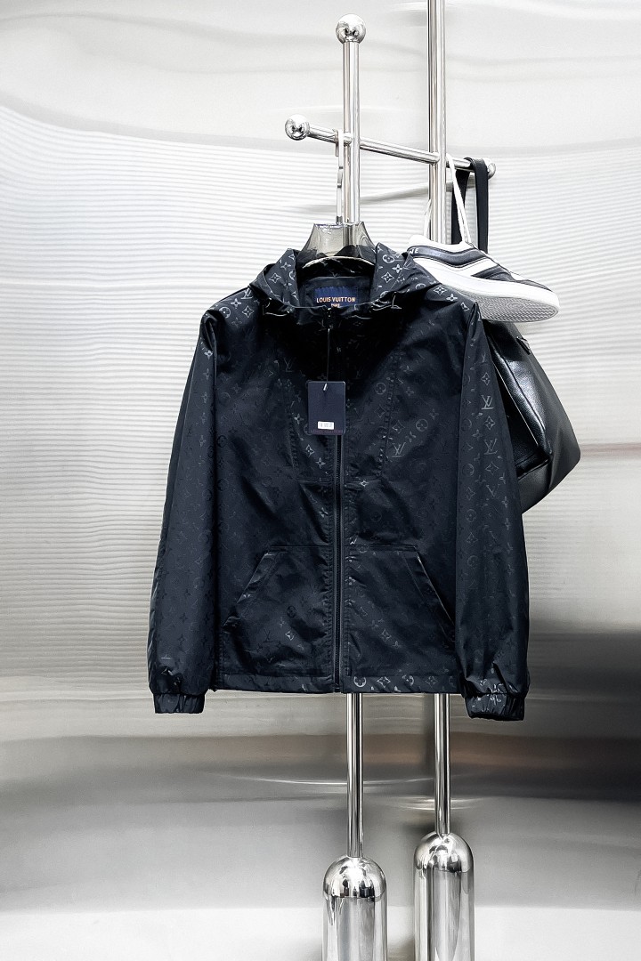 NO:849793,Same style as on LV official website, on sale in advance!  2026ss new men's jacket, original three-standard high-end version!  With hidden hood, custom-made fabrics at the counter, highly breathable and comfortable, impeccable details, brand element design concept, reflecting high quality. It feels delicate and soft!  It presents a casual cut and the upper body shape is awesome!  Size M～3XL, maximum wear is 195kg.,,louis vuitton,jackets & coats,jackets & coats,hats,19860909LV 官网同款,提前发售！2026ss新款男士夹克外套,原单三标齐全高端版本！带隐藏帽,专柜定制面料 透气舒适度高,细节无可挑剔,品牌元素设计理念,体现高品质.手感细腻柔软！呈现休闲裁剪,上身版型超赞！码数M～3XL,最大穿195斤.,,louis vuitton,jackets & coats,jackets & coats,hats,,Men's clothing