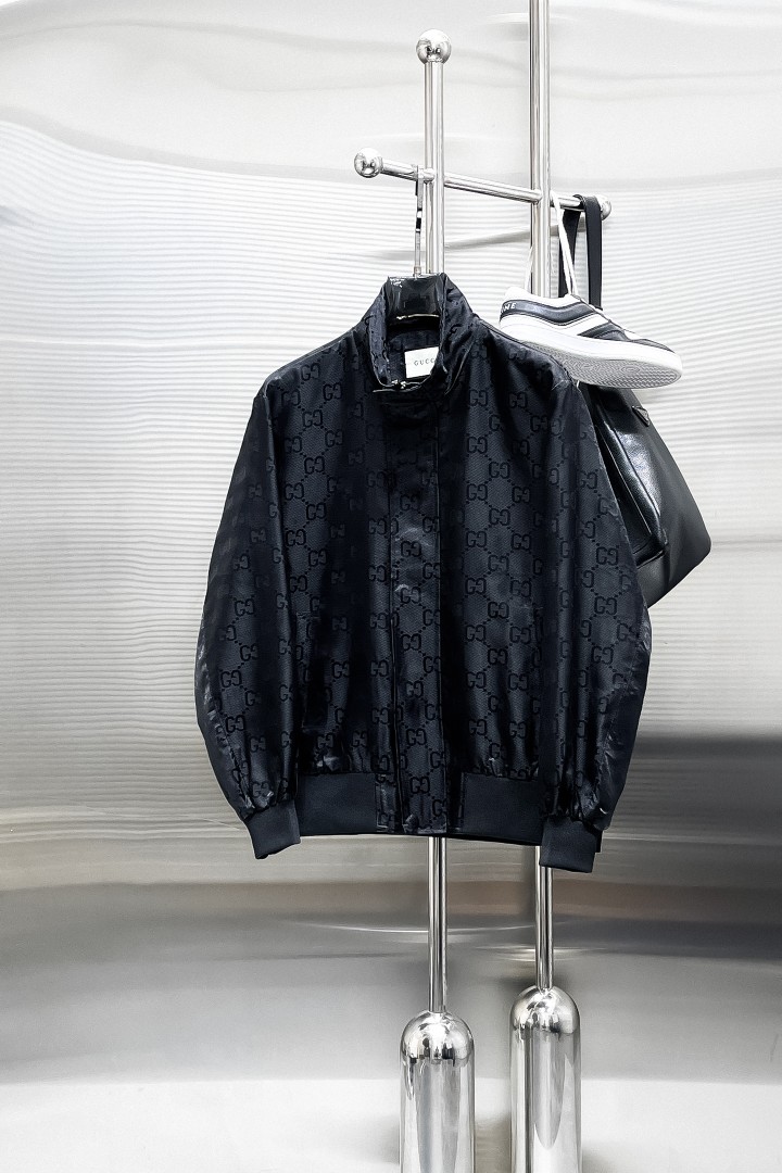 NO:876668,Same style as Gucci official website, on sale in advance!  2026ss new men's jacket, original three-standard high-end version!  With hidden hood, custom-made fabrics at the counter, highly breathable and comfortable, impeccable details, brand element design concept, reflecting high quality. It feels delicate and soft!  It presents a casual cut and the upper body shape is awesome!  Size M～3XL, maximum wearing capacity is 195 catties.,,jackets & coats,jackets & coats,hats,19860909古奇 官网同款,提前发售！2026ss新款男士夹克外套,原单三标齐全高端版本！带隐藏帽,专柜定制面料 透气舒适度高,细节无可挑剔,品牌元素设计理念,体现高品质.手感细腻柔软！呈现休闲裁剪,上身版型超赞！码数M～3XL,最大穿195斤.,,jackets & coats,jackets & coats,hats,,Men's clothing
