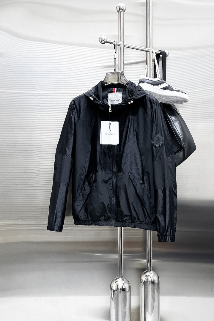 NO:876676,Same style as Mengkou official website, on sale in advance!  2026ss new men's jacket, original three-standard high-end version!  With hidden hood, custom-made fabrics at the counter, highly breathable and comfortable, impeccable details, brand element design concept, reflecting high quality. It feels delicate and soft!  It presents a casual cut and the upper body shape is awesome!  Size M～3XL, maximum wearing capacity is 195 catties.,,Moncler,jackets & coats,jackets & coats,hats,19860909蒙口 官网同款,提前发售！2026ss新款男士夹克外套,原单三标齐全高端版本！带隐藏帽,专柜定制面料 透气舒适度高,细节无可挑剔,品牌元素设计理念,体现高品质.手感细腻柔软！呈现休闲裁剪,上身版型超赞！码数M～3XL,最大穿195斤.,,Moncler,jackets & coats,jackets & coats,hats,,Men's clothing