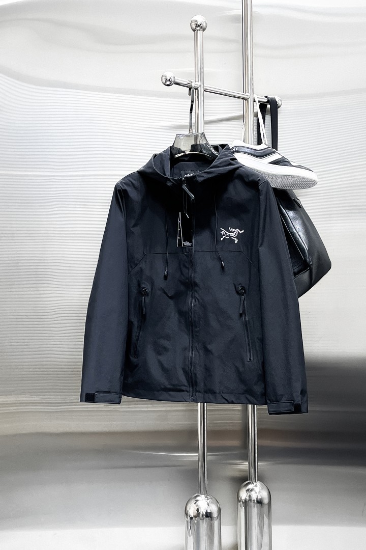 NO:876616,Same style as Arc’teryx official website, on sale in advance!  2026ss new men's jacket, original three-standard high-end version!  With hidden hood, custom-made fabrics at the counter, highly breathable and comfortable, impeccable details, brand element design concept, reflecting high quality. It feels delicate and soft!  It presents a casual cut and the upper body shape is awesome!  Size M～3XL, maximum wearing capacity is 195 catties.,arc'teryx,jackets & coats,jackets & coats,hats,19860909始祖鸟 官网同款,提前发售！2026ss新款男士夹克外套,原单三标齐全高端版本！带隐藏帽,专柜定制面料 透气舒适度高,细节无可挑剔,品牌元素设计理念,体现高品质.手感细腻柔软！呈现休闲裁剪,上身版型超赞！码数M～3XL,最大穿195斤.,arc'teryx,jackets & coats,jackets & coats,hats,,Men's clothing