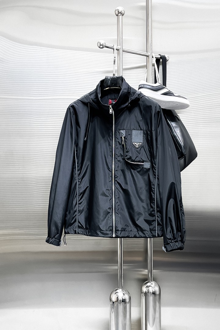 NO:876621,Same style as Prada official website, on sale in advance!  2026ss new men's jacket, original three-standard high-end version!  With hidden hood, custom-made fabrics at the counter, highly breathable and comfortable, impeccable details, brand element design concept, reflecting high quality. It feels delicate and soft!  It presents a casual cut and the upper body shape is awesome!  Size M～3XL, maximum wearing capacity is 195 catties.,,prada,jackets & coats,jackets & coats,hats,19860909普拉达 官网同款,提前发售！2026ss新款男士夹克外套,原单三标齐全高端版本！带隐藏帽,专柜定制面料 透气舒适度高,细节无可挑剔,品牌元素设计理念,体现高品质.手感细腻柔软！呈现休闲裁剪,上身版型超赞！码数M～3XL,最大穿195斤.,,prada,jackets & coats,jackets & coats,hats,,Men's clothing