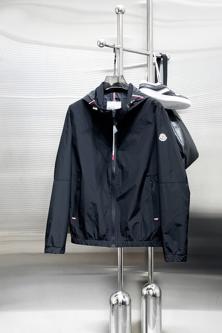 NO:876632,Same style as Mengkou official website, on sale in advance!  2026ss new men's jacket, original three-standard high-end version!  With hidden hood, custom-made fabrics at the counter, highly breathable and comfortable, impeccable details, brand element design concept, reflecting high quality. It feels delicate and soft!  It presents a casual cut and the upper body shape is awesome!  Size M～3XL, maximum wearing capacity is 195 catties.,,Moncler,jackets & coats,jackets & coats,hats,19860909蒙口 官网同款,提前发售！2026ss新款男士夹克外套,原单三标齐全高端版本！带隐藏帽,专柜定制面料 透气舒适度高,细节无可挑剔,品牌元素设计理念,体现高品质.手感细腻柔软！呈现休闲裁剪,上身版型超赞！码数M～3XL,最大穿195斤.,,Moncler,jackets & coats,jackets & coats,hats,,Men's clothing