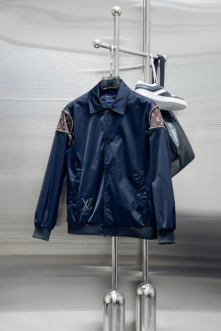 NO:876640,Same style as on LV official website, on sale in advance!  2026ss new men's jacket, original three-standard high-end version!  With hidden hood, custom-made fabrics at the counter, highly breathable and comfortable, impeccable details, brand element design concept, reflecting high quality. It feels delicate and soft!  It presents a casual cut and the upper body shape is awesome!  Size M～3XL, maximum wear is 195kg.,,louis vuitton,jackets & coats,jackets & coats,hats,19860909LV 官网同款,提前发售！2026ss新款男士夹克外套,原单三标齐全高端版本！带隐藏帽,专柜定制面料 透气舒适度高,细节无可挑剔,品牌元素设计理念,体现高品质.手感细腻柔软！呈现休闲裁剪,上身版型超赞！码数M～3XL,最大穿195斤.,,louis vuitton,jackets & coats,jackets & coats,hats,,Men's clothing