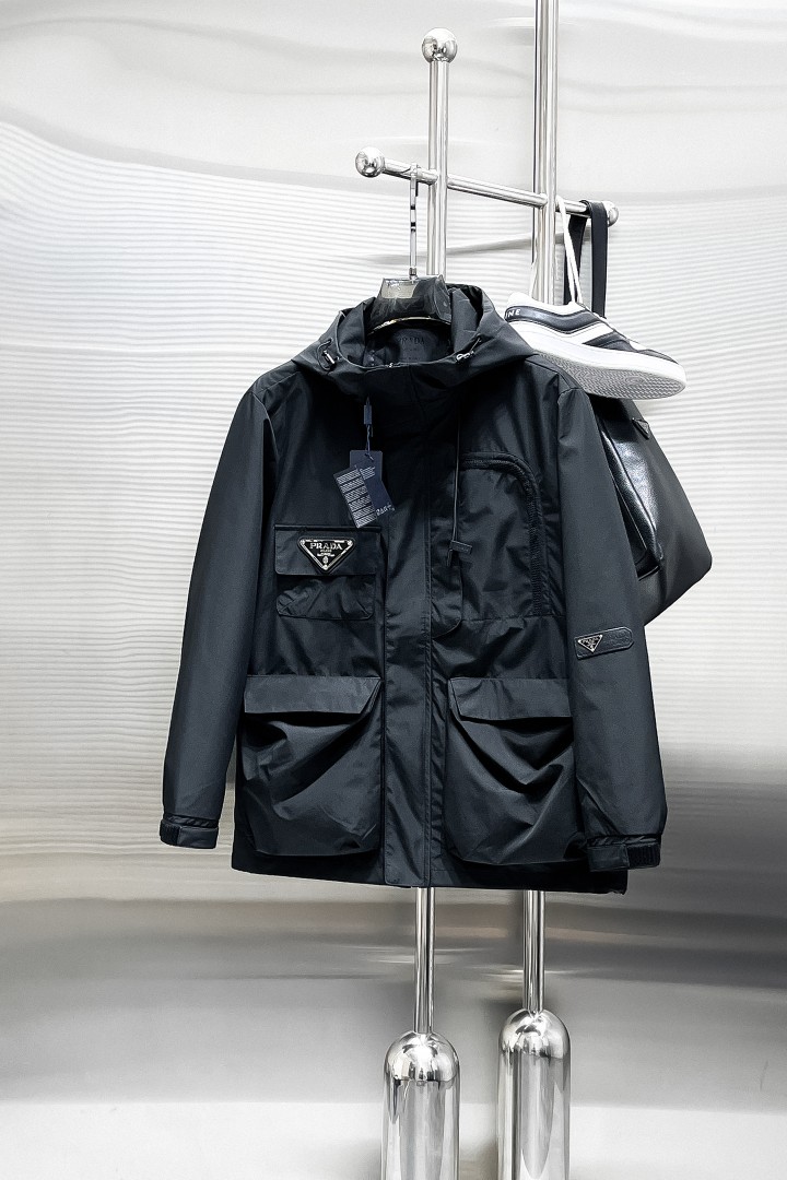 NO:876647,Same style as Prada official website, on sale in advance!  2026ss new men's jacket, original three-standard high-end version!  With hidden hood, custom-made fabrics at the counter, highly breathable and comfortable, impeccable details, brand element design concept, reflecting high quality. It feels delicate and soft!  It presents a casual cut and the upper body shape is awesome!  Size M～3XL, maximum wearing capacity is 195 catties.,,prada,jackets & coats,jackets & coats,hats,19860909普拉达 官网同款,提前发售！2026ss新款男士夹克外套,原单三标齐全高端版本！带隐藏帽,专柜定制面料 透气舒适度高,细节无可挑剔,品牌元素设计理念,体现高品质.手感细腻柔软！呈现休闲裁剪,上身版型超赞！码数M～3XL,最大穿195斤.,,prada,jackets & coats,jackets & coats,hats,,Men's clothing
