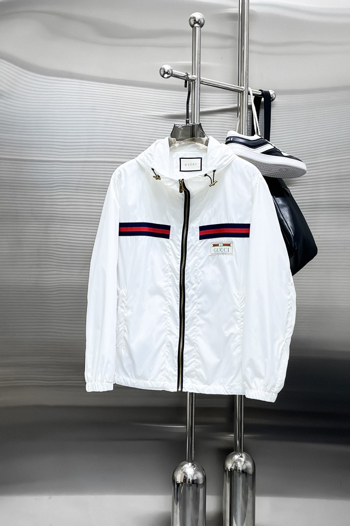 NO:876655,Same style as Gucci official website, on sale in advance!  2026ss new men's jacket, original three-standard high-end version!  With hidden hood, custom-made fabrics at the counter, highly breathable and comfortable, impeccable details, brand element design concept, reflecting high quality. It feels delicate and soft!  It presents a casual cut and the upper body shape is awesome!  Size M～3XL, maximum wearing capacity is 195 catties.,,jackets & coats,jackets & coats,hats,19860909古奇 官网同款,提前发售！2026ss新款男士夹克外套,原单三标齐全高端版本！带隐藏帽,专柜定制面料 透气舒适度高,细节无可挑剔,品牌元素设计理念,体现高品质.手感细腻柔软！呈现休闲裁剪,上身版型超赞！码数M～3XL,最大穿195斤.,,jackets & coats,jackets & coats,hats,,Men's clothing