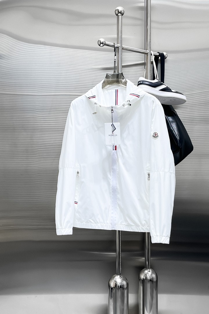 NO:876664,Same style as Mengkou official website, on sale in advance!  2026ss new men's jacket, original three-standard high-end version!  With hidden hood, custom-made fabrics at the counter, highly breathable and comfortable, impeccable details, brand element design concept, reflecting high quality. It feels delicate and soft!  It presents a casual cut and the upper body shape is awesome!  Size M～3XL, maximum wearing capacity is 195 catties.,,Moncler,jackets & coats,jackets & coats,hats,19860909蒙口 官网同款,提前发售！2026ss新款男士夹克外套,原单三标齐全高端版本！带隐藏帽,专柜定制面料 透气舒适度高,细节无可挑剔,品牌元素设计理念,体现高品质.手感细腻柔软！呈现休闲裁剪,上身版型超赞！码数M～3XL,最大穿195斤.,,Moncler,jackets & coats,jackets & coats,hats,,Men's clothing