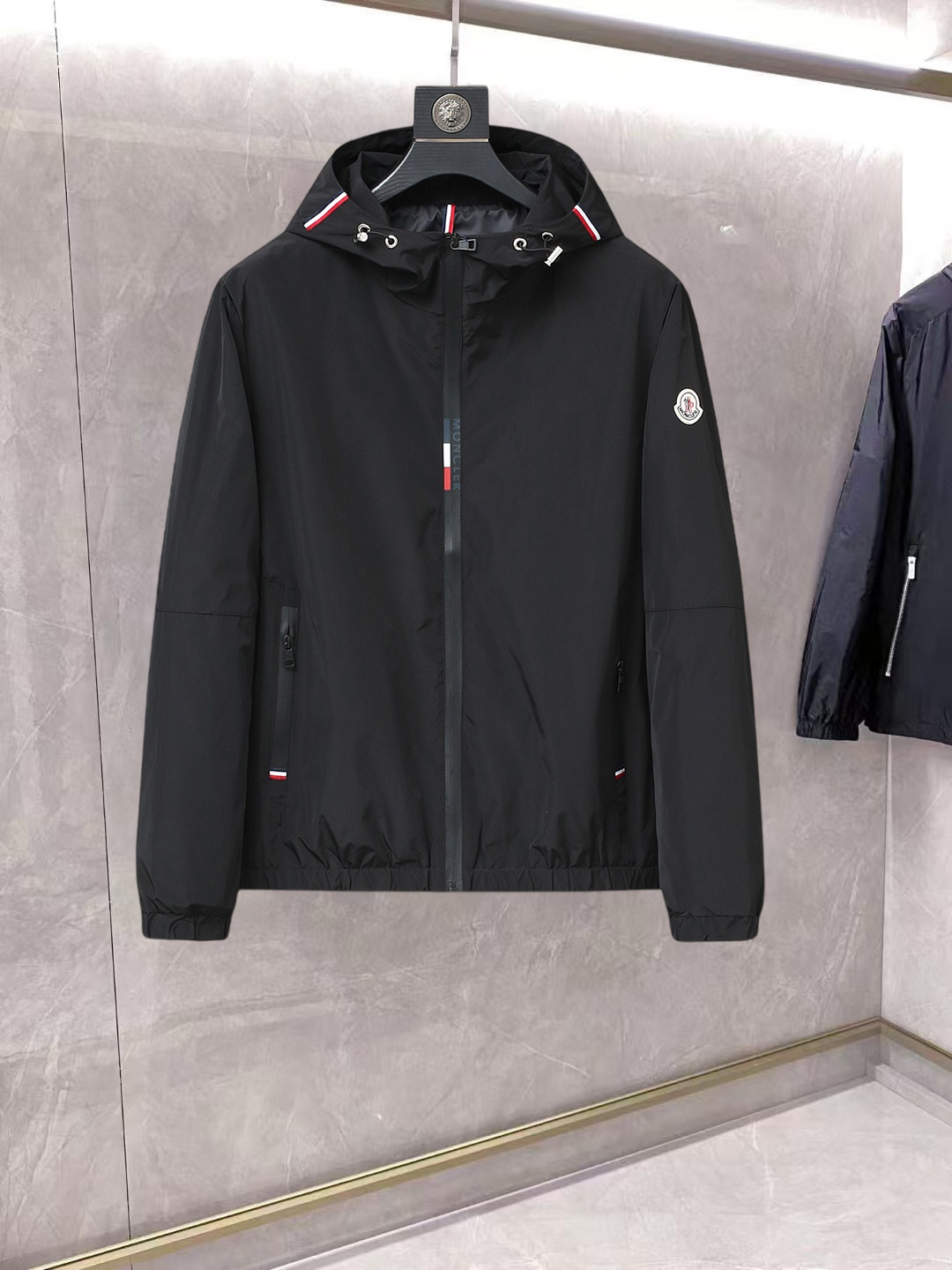 NO:861993,Same style as Mengkou official website, complete with three labels, sold in advance. 2026ss new spring men's jacket, reversible original single with three labels, high-end version. Custom-made fabrics at the counter. Highly breathable and comfortable, impeccable details, brand element design concept, reflecting high quality. Delicate and soft feel. Casual tailoring, excellent upper body size. M～3XL, maximum wear 195 catties,,Moncler,jackets & coats,jackets & coats,19860909蒙口官网同款,三标齐全,提前发售 2026ss开春新款男士夹克外套,双面穿原单三标齐全高端版本 专柜定制面料 透气舒适度高,细节无可挑剔,品牌元素设计理念,体现高品质.手感细腻柔软 呈现休闲裁剪,上身版型超赞 码数M～3XL,最大穿195斤,,Moncler,jackets & coats,jackets & coats,,Men's clothing
