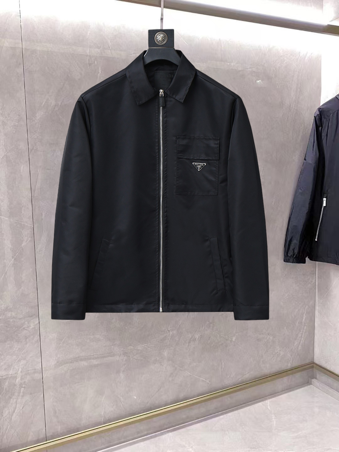 NO:862004,Prada official website same style, complete with three labels, on sale in advance. 2026ss new spring men's jacket, double-sided original single with three labels, high-end version. Custom-made fabrics at the counter. Highly breathable and comfortable, impeccable details, brand element design concept, reflecting high quality. Delicate and soft feel. Casual tailoring, excellent upper body shape. Size M～3XL, maximum wearing capacity is 195 catties., prada, jackets & coats, jackets & coats,19860909普拉达 官网同款,三标齐全,提前发售 2026ss开春新款男士夹克外套,双面穿原单三标齐全高端版本 专柜定制面料 透气舒适度高,细节无可挑剔,品牌元素设计理念,体现高品质.手感细腻柔软 呈现休闲裁剪,上身版型超赞 码数M～3XL,最大穿195斤,,prada,jackets & coats,jackets & coats,,Men's clothing