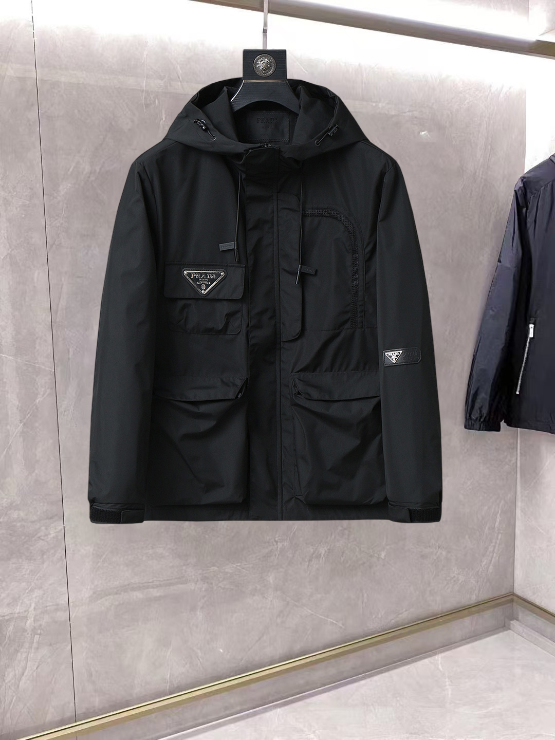 NO:862039,Same style as Prada official website, on sale in advance!  2026ss new spring men's jackets, original high-end version with three standards!  With hidden hood, custom-made fabrics at the counter, highly breathable and comfortable, impeccable details, brand element design concept, reflecting high quality. It feels delicate and soft!  It presents a casual cut and the upper body shape is awesome!  Size M～3XL, maximum wearing capacity is 195 catties.,,prada,jackets & coats,jackets & coats,hats,19860909普拉达 官网同款,提前发售！2026ss开春新款男士夹克外套,原单三标齐全高端版本！带隐藏帽,专柜定制面料 透气舒适度高,细节无可挑剔,品牌元素设计理念,体现高品质.手感细腻柔软！呈现休闲裁剪,上身版型超赞！码数M～3XL,最大穿195斤.,,prada,jackets & coats,jackets & coats,hats,,Men's clothing