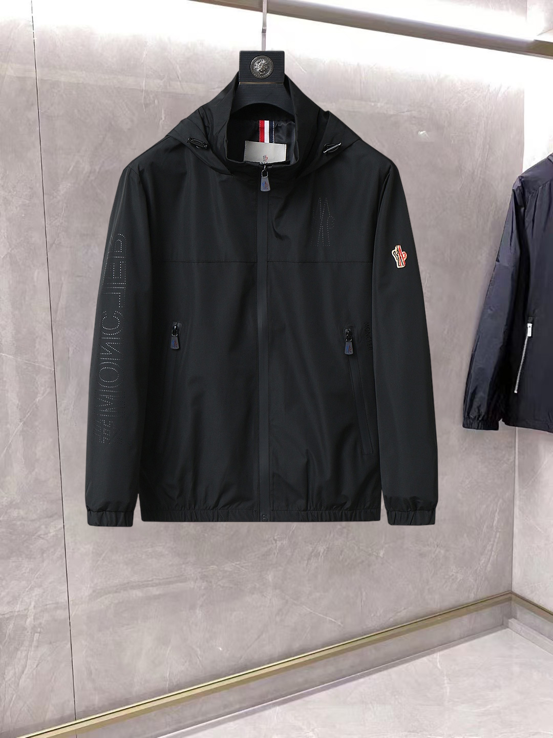 NO:861972,Same style as Mengkou official website, on sale in advance!  2026ss new spring men's jackets, original high-end version with three standards!  With hidden hood, custom-made fabrics at the counter, highly breathable and comfortable, impeccable details, brand element design concept, reflecting high quality. It feels delicate and soft!  It presents a casual cut and the upper body shape is awesome!  Size M～3XL, maximum wearing capacity is 195 catties.,,Moncler,jackets & coats,jackets & coats,hats,19860909蒙口 官网同款,提前发售！2026ss开春新款男士夹克外套,原单三标齐全高端版本！带隐藏帽,专柜定制面料 透气舒适度高,细节无可挑剔,品牌元素设计理念,体现高品质.手感细腻柔软！呈现休闲裁剪,上身版型超赞！码数M～3XL,最大穿195斤.,,Moncler,jackets & coats,jackets & coats,hats,,Men's clothing