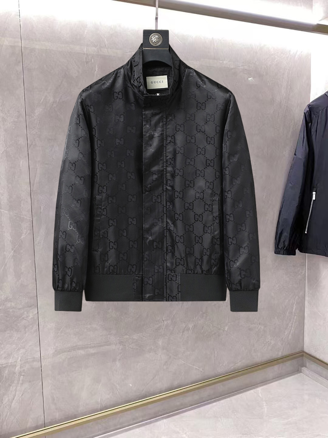 NO:862063,Same style as Gucci official website, on sale in advance!  2026ss new spring men's jackets, original high-end version with three standards!  With hidden hood, custom-made fabrics at the counter, highly breathable and comfortable, impeccable details, brand element design concept, reflecting high quality. It feels delicate and soft!  It presents a casual cut and the upper body shape is awesome!  Size M～3XL, maximum wearing capacity is 195 catties.,,jackets & coats,jackets & coats,hats,19860909古奇 官网同款,提前发售！2026ss开春新款男士夹克外套,原单三标齐全高端版本！带隐藏帽,专柜定制面料 透气舒适度高,细节无可挑剔,品牌元素设计理念,体现高品质.手感细腻柔软！呈现休闲裁剪,上身版型超赞！码数M～3XL,最大穿195斤.,,jackets & coats,jackets & coats,hats,,Men's clothing