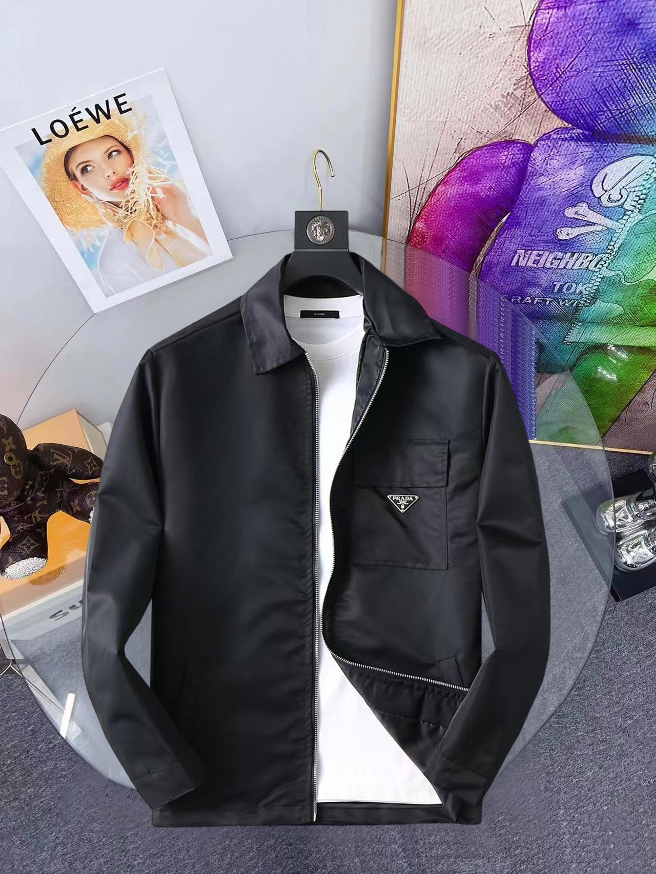 NO:648281,Same style as Prada official website, complete with three labels, sold in advance. 2025ss new autumn men's jacket, double-sided original single with three labels, high-end version. Custom-made fabrics at the counter. Highly breathable and comfortable, impeccable details, brand element design concept, reflecting high quality. Delicate and soft hand feel. Casual tailoring, excellent upper body shape. Size M～3XL, maximum wear 195 catties,, prada, jackets & coats, jackets & coats, alexander wang19860909普拉达官网同款,三标齐全,提前发售 2025ss开秋新款男士夹克外套,双面穿原单三标齐全高端版本 专柜定制面料 透气舒适度高,细节无可挑剔,品牌元素设计理念,体现高品质.手感细腻柔软 呈现休闲裁剪,上身版型超赞 码数M～3XL,最大穿195斤,,prada,jackets & coats,jackets & coats,alexander wang,Men's clothing