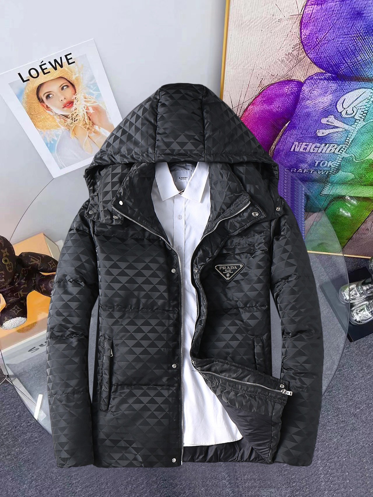 NO:648115,Prada's 2025 new winter down 90 white duck down jacket, the new product on the show is in perfect condition, comfortable and warm, the color is full and attractive, the very outstanding design easily enhances the sense of fashion, the workmanship is extremely sophisticated and rigorous, and the wiring is neat and meticulous!  A masterpiece from a famous designer!  The upper body does not look bloated and is super handsome!  Counter size M～XXXL,,prada,jackets & coats,down jacket,alexander wang19860909普拉达 2025冬季新款羽绒90白鸭绒外套,秀场新品品相非常完美,舒适保暖,色泽饱满诱人,非常出彩的设计,轻松将时髦感进阶,做工极为考究严谨,走线工整细致！大牌设计师巨作！上身不显臃肿、超级帅气！柜台码数M～XXXL,,prada,jackets & coats,down jacket,alexander wang,Men's clothing