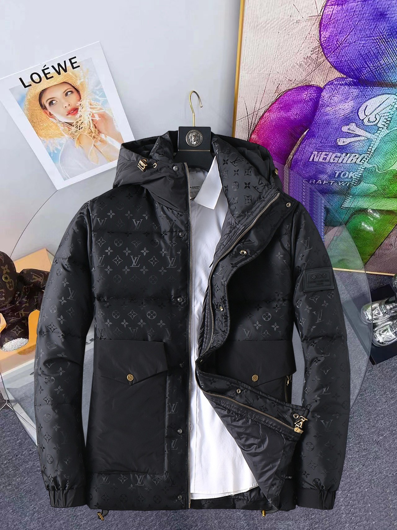 NO:648111,LV 2025 new winter down 90 white duck down jacket, the new product on the show is in perfect condition, comfortable and warm, the color is full and attractive, the very outstanding design can easily enhance the fashion sense, the workmanship is extremely sophisticated and rigorous, and the wiring is neat and meticulous!  A masterpiece from a famous designer!  The upper body does not look bloated and is super handsome!  Counter size M～XXXL,,louis vuitton,jackets & coats,down jacket,alexander wang19860909LV 2025冬季新款羽绒90白鸭绒外套,秀场新品品相非常完美,舒适保暖,色泽饱满诱人,非常出彩的设计,轻松将时髦感进阶,做工极为考究严谨,走线工整细致！大牌设计师巨作！上身不显臃肿、超级帅气！柜台码数M～XXXL,,louis vuitton,jackets & coats,down jacket,alexander wang,Men's clothing