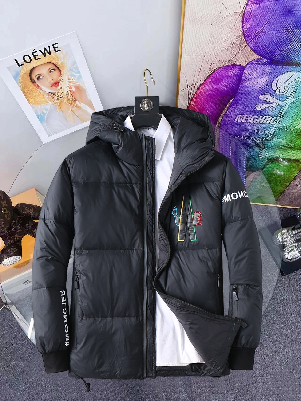 NO:648143,Mengkou 2025 winter new down 90 white duck down jacket, the new product on the show is in perfect condition, comfortable and warm, the color is full and attractive, the very outstanding design can easily enhance the fashion sense, the workmanship is extremely sophisticated and rigorous, and the wiring is neat and meticulous!  A masterpiece from a famous designer!  The upper body does not look bloated and is super handsome!  Counter size M～XXXL,,Moncler,jackets & coats,down jacket,alexander wang19860909蒙口 2025冬季新款羽绒90白鸭绒外套,秀场新品品相非常完美,舒适保暖,色泽饱满诱人,非常出彩的设计,轻松将时髦感进阶,做工极为考究严谨,走线工整细致！大牌设计师巨作！上身不显臃肿、超级帅气！柜台码数M～XXXL,,Moncler,jackets & coats,down jacket,alexander wang,Men's clothing