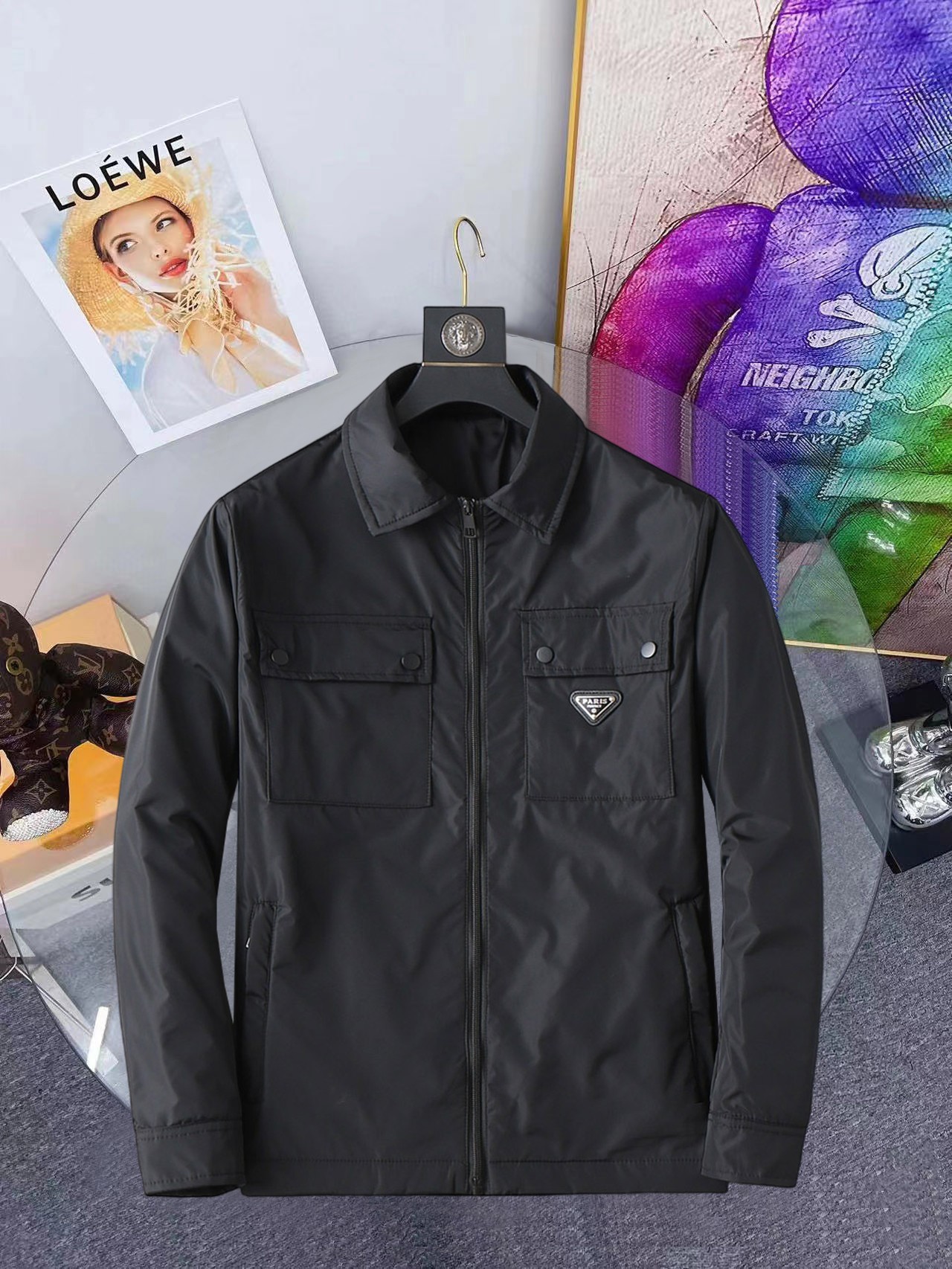 NO:648113,Prada's new 2025ss winter down jacket with all three standards is in perfect condition. It's comfortable and warm, and the color is full and attractive. The design is very outstanding, and it can easily enhance the sense of fashion. The workmanship is extremely sophisticated and rigorous, and the wiring is neat and meticulous!  A masterpiece from a famous designer!  The upper body does not look bloated and is super handsome!  Available sizes M ~ XXXL,,prada,jackets & coats,down jacket,alexander wang19860909普拉达 三标齐全 2025ss冬季新款羽绒棉服外套,秀场新品品相非常完美,舒适保暖,色泽饱满诱人,非常出彩的设计,轻松将时髦感进阶,做工极为考究严谨,走线工整细致！大牌设计师巨作！上身不显臃肿、超级帅气！现货码数M ～ XXXL,,prada,jackets & coats,down jacket,alexander wang,Men's clothing