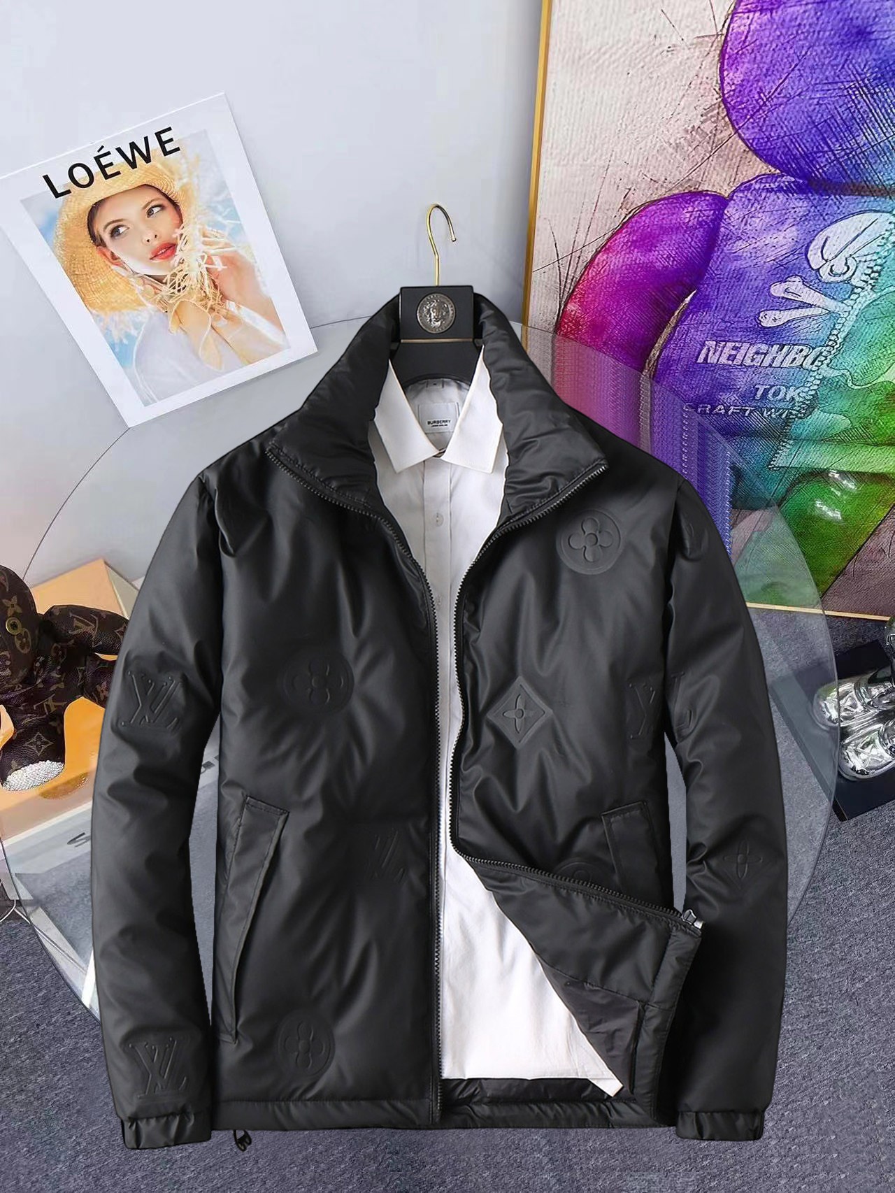 NO:648175,LV 2025 new winter down 90 white duck down jacket, the new product on the show is in perfect condition, comfortable and warm, the color is full and attractive, the very outstanding design can easily enhance the fashion sense, the workmanship is extremely sophisticated and rigorous, and the wiring is neat and meticulous!  A masterpiece from a famous designer!  The upper body does not look bloated and is super handsome!  Counter size M～XXXL,,louis vuitton,jackets & coats,down jacket,alexander wang19860909LV 2025冬季新款羽绒90白鸭绒外套,秀场新品品相非常完美,舒适保暖,色泽饱满诱人,非常出彩的设计,轻松将时髦感进阶,做工极为考究严谨,走线工整细致！大牌设计师巨作！上身不显臃肿、超级帅气！柜台码数M～XXXL,,louis vuitton,jackets & coats,down jacket,alexander wang,Men's clothing