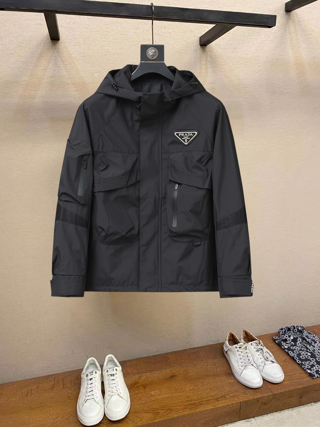 NO:861562,Prada official website same style, complete with three labels, on sale in advance. 2026ss new spring men's jacket, double-sided original single with three labels, high-end version. Custom-made fabrics at the counter. Highly breathable and comfortable, impeccable details, brand element design concept, reflecting high quality. Delicate and soft feel. Casual tailoring, excellent upper body shape. Size M～3XL, maximum wearing capacity is 195 catties., prada, jackets & coats, jackets & coats,19860909普拉达 官网同款,三标齐全,提前发售 2026ss开春新款男士夹克外套,双面穿原单三标齐全高端版本 专柜定制面料 透气舒适度高,细节无可挑剔,品牌元素设计理念,体现高品质.手感细腻柔软 呈现休闲裁剪,上身版型超赞 码数M～3XL,最大穿195斤,,prada,jackets & coats,jackets & coats,,Men's clothing