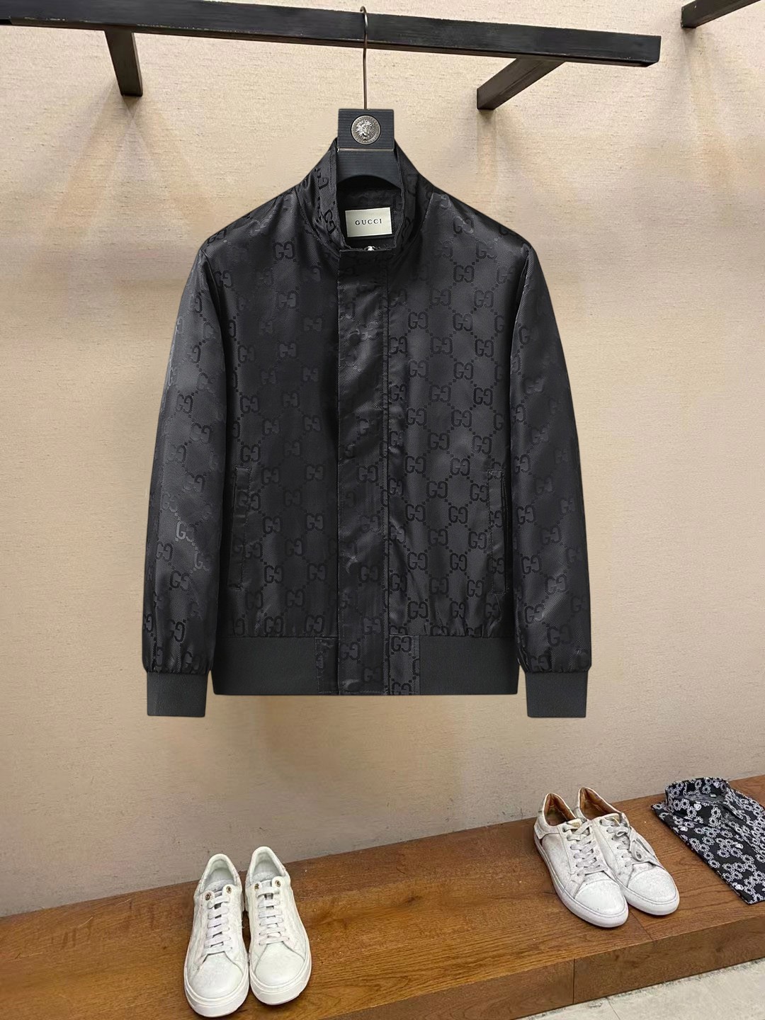 NO:861550,Same style as Gucci official website, on sale in advance!  2026ss new men's jacket, original three-standard high-end version!  With hidden hood, custom-made fabrics at the counter, highly breathable and comfortable, impeccable details, brand element design concept, reflecting high quality. It feels delicate and soft!  It presents a casual cut and the upper body shape is awesome!  Size M～3XL, maximum wearing capacity is 195 catties.,,jackets & coats,jackets & coats,hats,19860909古奇 官网同款,提前发售！2026ss新款男士夹克外套,原单三标齐全高端版本！带隐藏帽,专柜定制面料 透气舒适度高,细节无可挑剔,品牌元素设计理念,体现高品质.手感细腻柔软！呈现休闲裁剪,上身版型超赞！码数M～3XL,最大穿195斤.,,jackets & coats,jackets & coats,hats,,Men's clothing