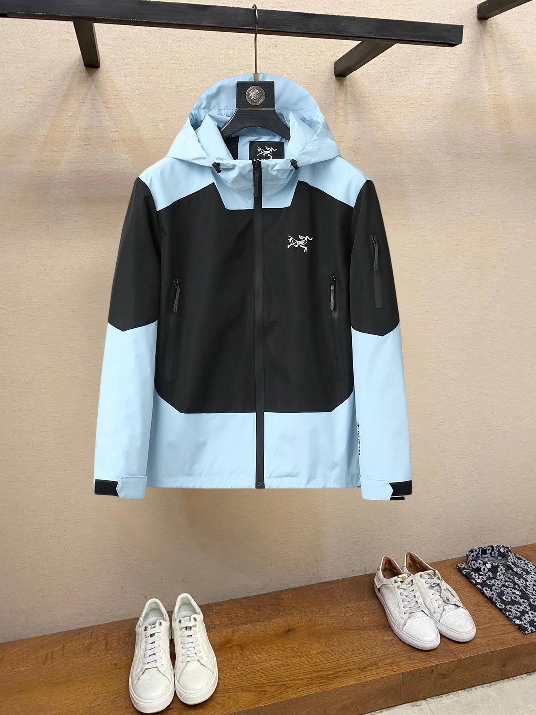 NO:861539,Same style as Arc’teryx official website, on sale in advance!  2026ss new men's jacket, original three-standard high-end version!  With hidden hood, custom-made fabrics at the counter, highly breathable and comfortable, impeccable details, brand element design concept, reflecting high quality. It feels delicate and soft!  It presents a casual cut and the upper body shape is awesome!  Size M～3XL, maximum wearing capacity is 195 catties.,arc'teryx,jackets & coats,jackets & coats,hats,19860909始祖鸟 官网同款,提前发售！2026ss新款男士夹克外套,原单三标齐全高端版本！带隐藏帽,专柜定制面料 透气舒适度高,细节无可挑剔,品牌元素设计理念,体现高品质.手感细腻柔软！呈现休闲裁剪,上身版型超赞！码数M～3XL,最大穿195斤.,arc'teryx,jackets & coats,jackets & coats,hats,,Men's clothing