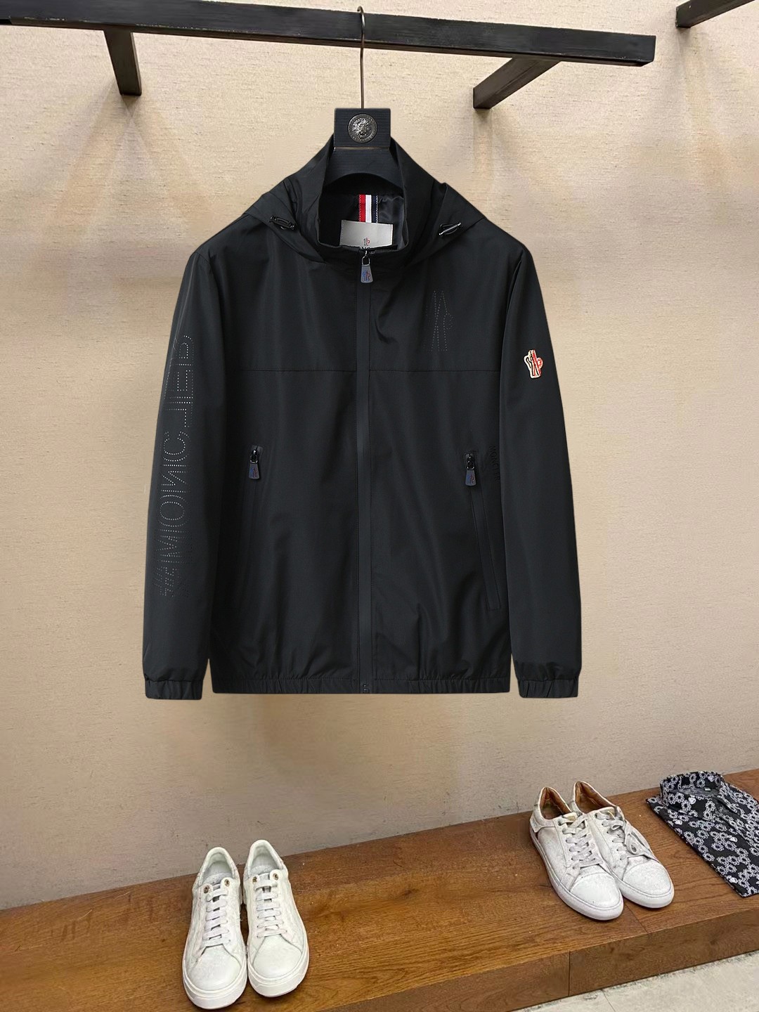 NO:861527,Same style as Mengkou official website, on sale in advance!  2026ss new men's jacket, original three-standard high-end version!  With hidden hood, custom-made fabrics at the counter, highly breathable and comfortable, impeccable details, brand element design concept, reflecting high quality. It feels delicate and soft!  It presents a casual cut and the upper body shape is awesome!  Size M～3XL, maximum wearing capacity is 195 catties.,,Moncler,jackets & coats,jackets & coats,hats,19860909蒙口 官网同款,提前发售！2026ss新款男士夹克外套,原单三标齐全高端版本！带隐藏帽,专柜定制面料 透气舒适度高,细节无可挑剔,品牌元素设计理念,体现高品质.手感细腻柔软！呈现休闲裁剪,上身版型超赞！码数M～3XL,最大穿195斤.,,Moncler,jackets & coats,jackets & coats,hats,,Men's clothing