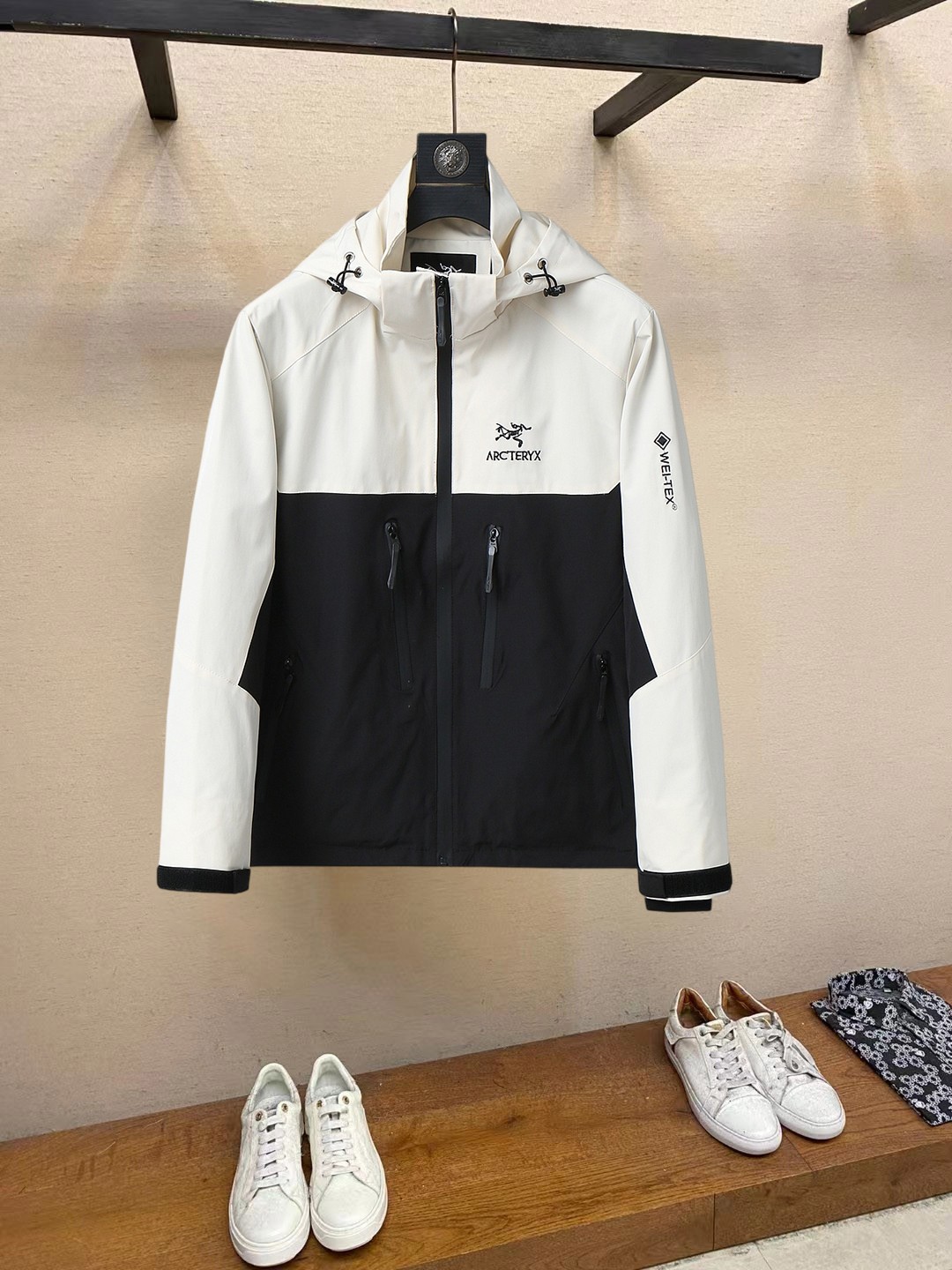 NO:861516,Same style as Arc’teryx official website, on sale in advance!  2026ss new men's jacket, original three-standard high-end version!  With hidden hood, custom-made fabrics at the counter, highly breathable and comfortable, impeccable details, brand element design concept, reflecting high quality. It feels delicate and soft!  It presents a casual cut and the upper body shape is awesome!  Size M～3XL, maximum wearing capacity is 195 catties.,arc'teryx,jackets & coats,jackets & coats,hats,19860909始祖鸟 官网同款,提前发售！2026ss新款男士夹克外套,原单三标齐全高端版本！带隐藏帽,专柜定制面料 透气舒适度高,细节无可挑剔,品牌元素设计理念,体现高品质.手感细腻柔软！呈现休闲裁剪,上身版型超赞！码数M～3XL,最大穿195斤.,arc'teryx,jackets & coats,jackets & coats,hats,,Men's clothing