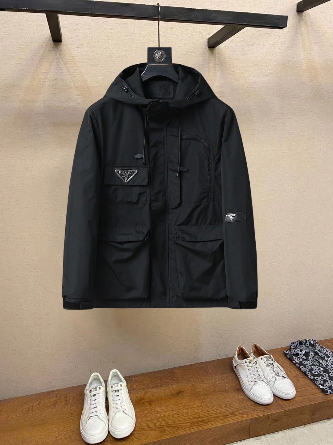 NO:861494,Same style as Prada official website, on sale in advance!  2026ss new spring men's jackets, original high-end version with three standards!  With hidden hood, custom-made fabrics at the counter, highly breathable and comfortable, impeccable details, brand element design concept, reflecting high quality. It feels delicate and soft!  It presents a casual cut and the upper body shape is awesome!  Size M～3XL, maximum wearing capacity is 195 catties.,,prada,jackets & coats,jackets & coats,hats,19860909普拉达 官网同款,提前发售！2026ss开春新款男士夹克外套,原单三标齐全高端版本！带隐藏帽,专柜定制面料 透气舒适度高,细节无可挑剔,品牌元素设计理念,体现高品质.手感细腻柔软！呈现休闲裁剪,上身版型超赞！码数M～3XL,最大穿195斤.,,prada,jackets & coats,jackets & coats,hats,,Men's clothing