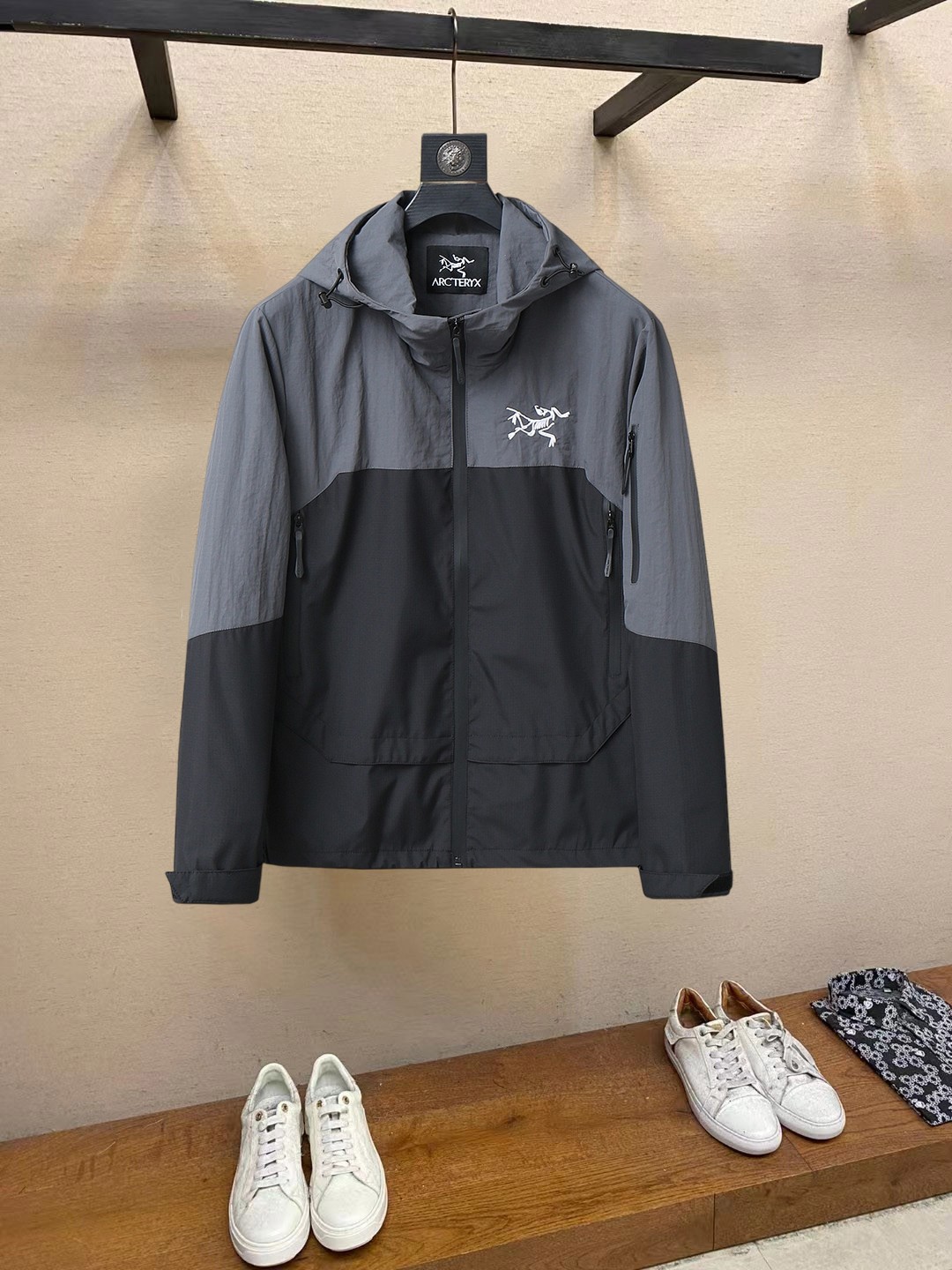 NO:861483,Same style as Arc’teryx official website, on sale in advance!  2026ss new spring men's jackets, original high-end version with three standards!  With hidden hood, custom-made fabrics at the counter, highly breathable and comfortable, impeccable details, brand element design concept, reflecting high quality. It feels delicate and soft!  It presents a casual cut and the upper body shape is awesome!  Size M～3XL, maximum wearing capacity is 195 catties.,arc'teryx,jackets & coats,jackets & coats,hats,19860909始祖鸟 官网同款,提前发售！2026ss开春新款男士夹克外套,原单三标齐全高端版本！带隐藏帽,专柜定制面料 透气舒适度高,细节无可挑剔,品牌元素设计理念,体现高品质.手感细腻柔软！呈现休闲裁剪,上身版型超赞！码数M～3XL,最大穿195斤.,arc'teryx,jackets & coats,jackets & coats,hats,,Men's clothing