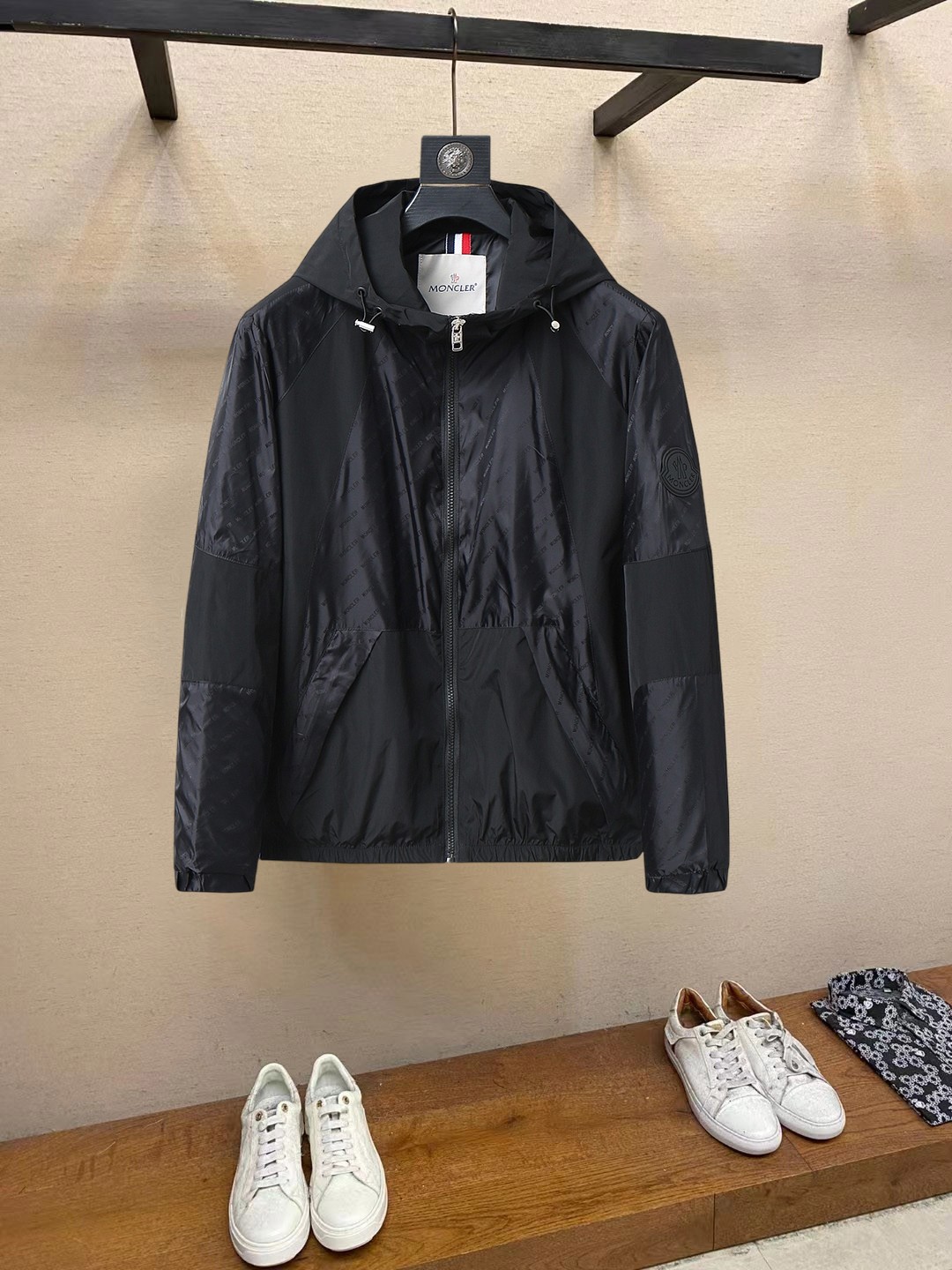 NO:861584,Same style as Mengkou official website, on sale in advance!  2026ss new spring men's jackets, original high-end version with three standards!  With hidden hood, custom-made fabrics at the counter, highly breathable and comfortable, impeccable details, brand element design concept, reflecting high quality. It feels delicate and soft!  It presents a casual cut and the upper body shape is awesome!  Size M～3XL, maximum wearing capacity is 195 catties.,,Moncler,jackets & coats,jackets & coats,hats,19860909蒙口 官网同款,提前发售！2026ss开春新款男士夹克外套,原单三标齐全高端版本！带隐藏帽,专柜定制面料 透气舒适度高,细节无可挑剔,品牌元素设计理念,体现高品质.手感细腻柔软！呈现休闲裁剪,上身版型超赞！码数M～3XL,最大穿195斤.,,Moncler,jackets & coats,jackets & coats,hats,,Men's clothing